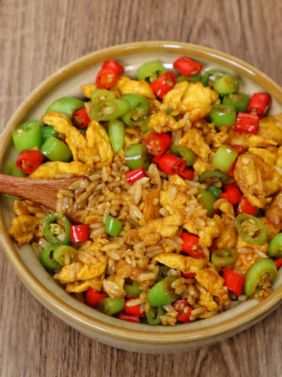 家里今天没什么食材,就做了个双椒鸡蛋拌饭,好吃的