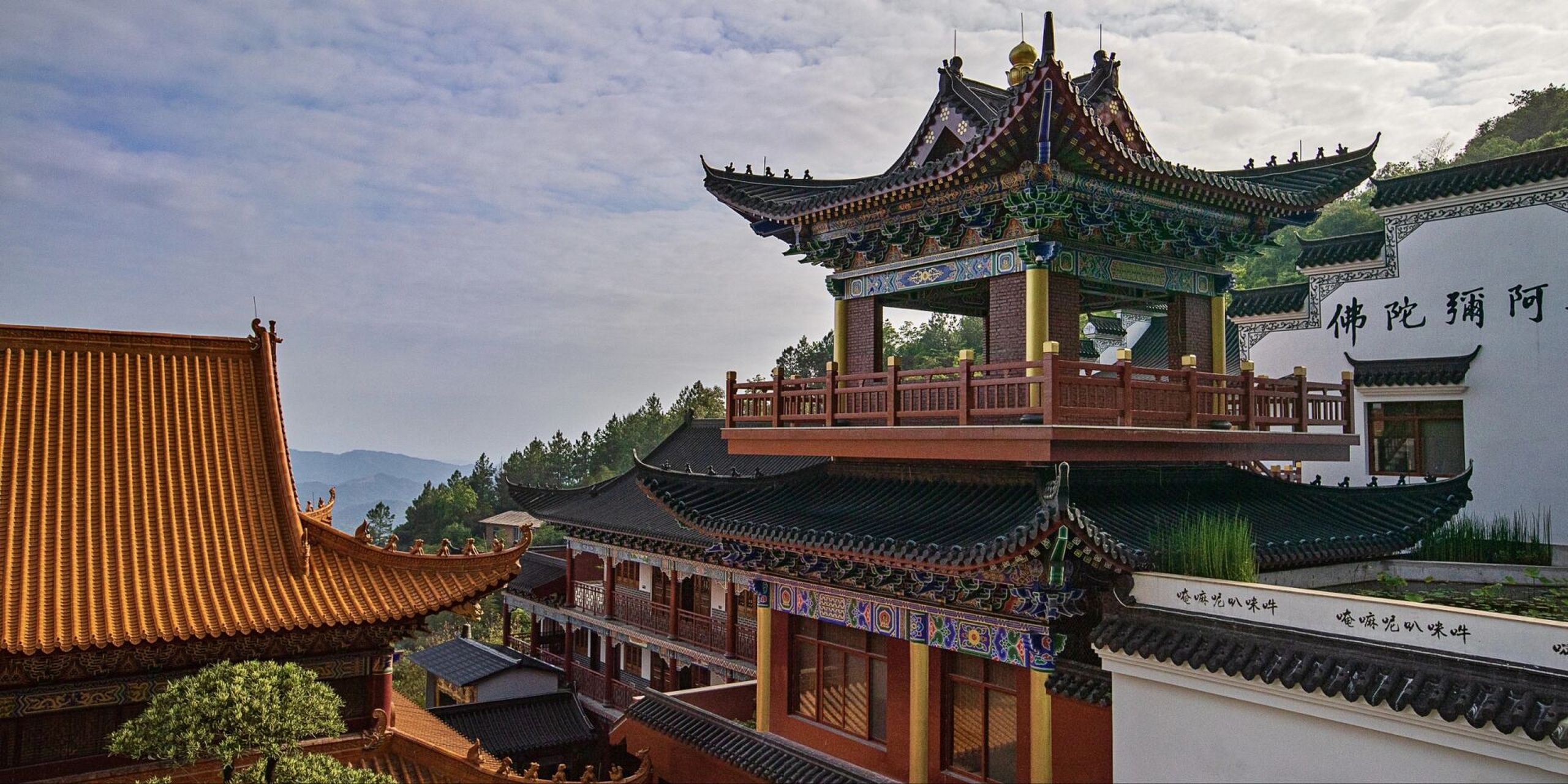 点灯山地处福建,广东交界处,在漳州市诏安县境内,海拔894米.