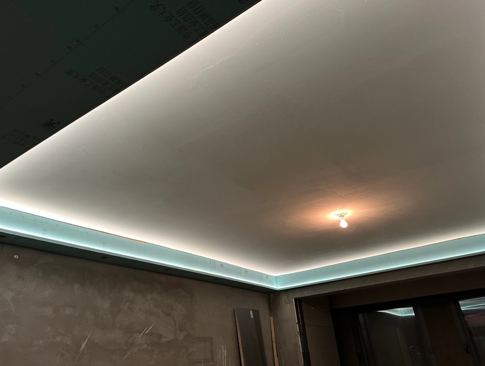 放弃了无主灯,离墙30cm下吊26cm,灯带使用单边预埋款灯槽隐藏式安装