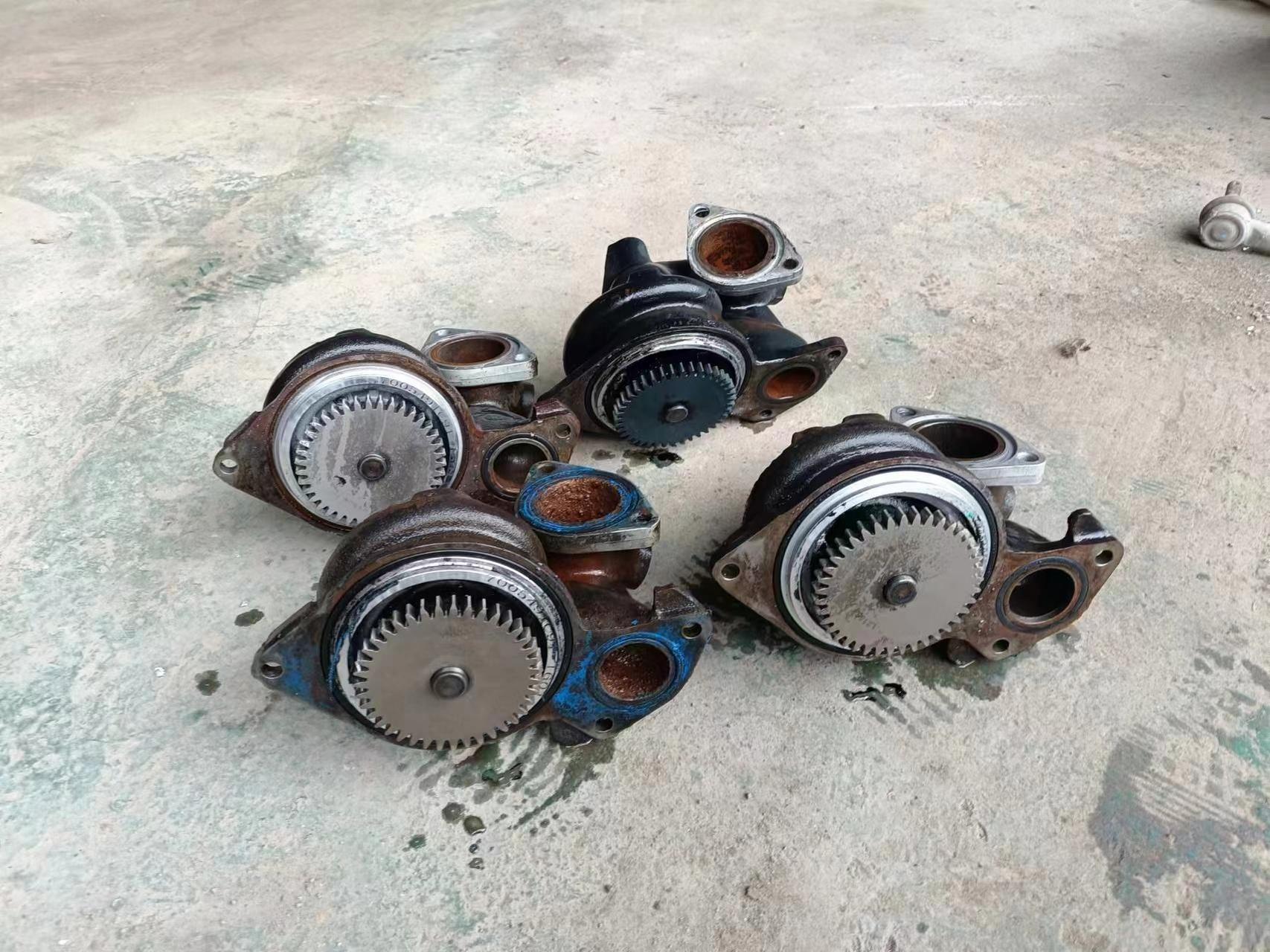 看看纳威司达3.2发动机水泵