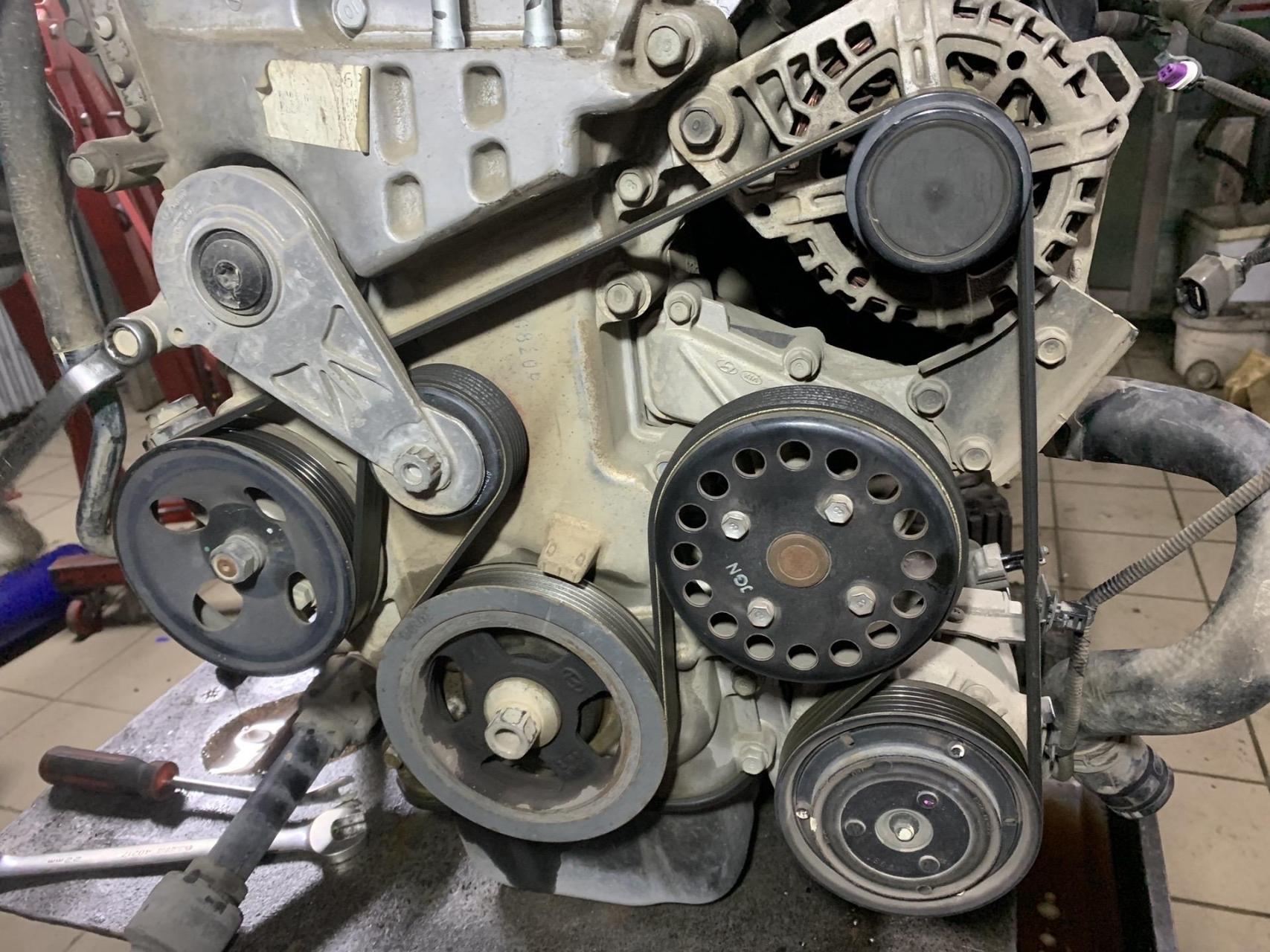 现代 名图1.8l发电机皮带安装图