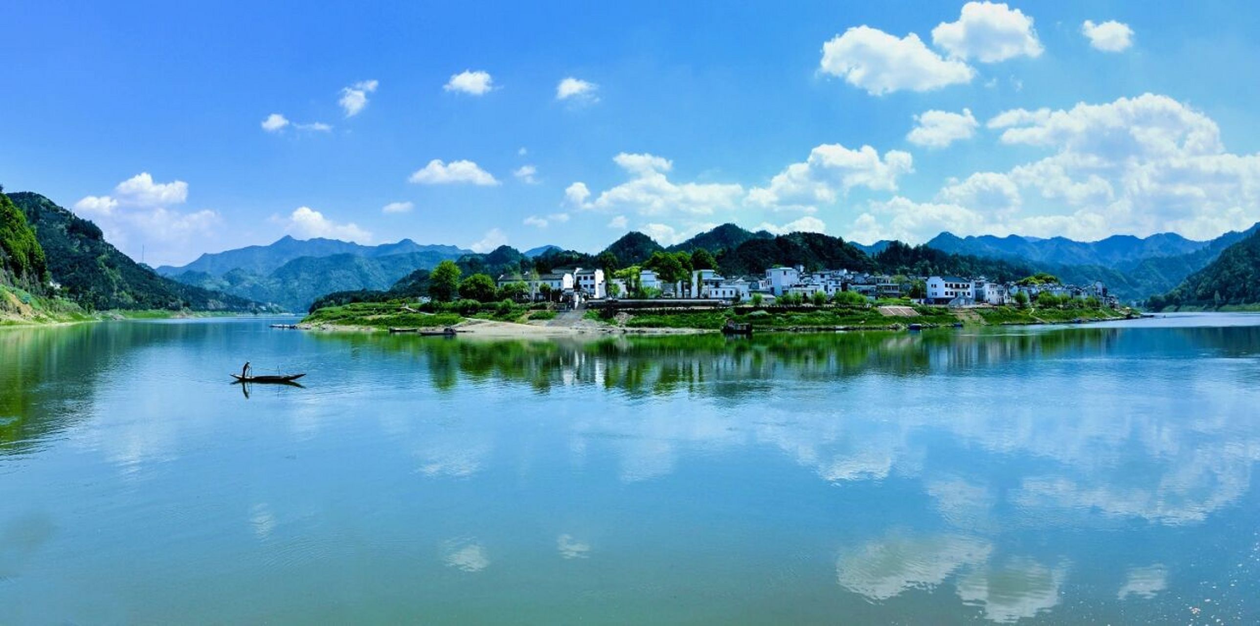 【开篇】: 新安江山水画廊风景区位于安徽省黄山市歙县深渡镇,全长约