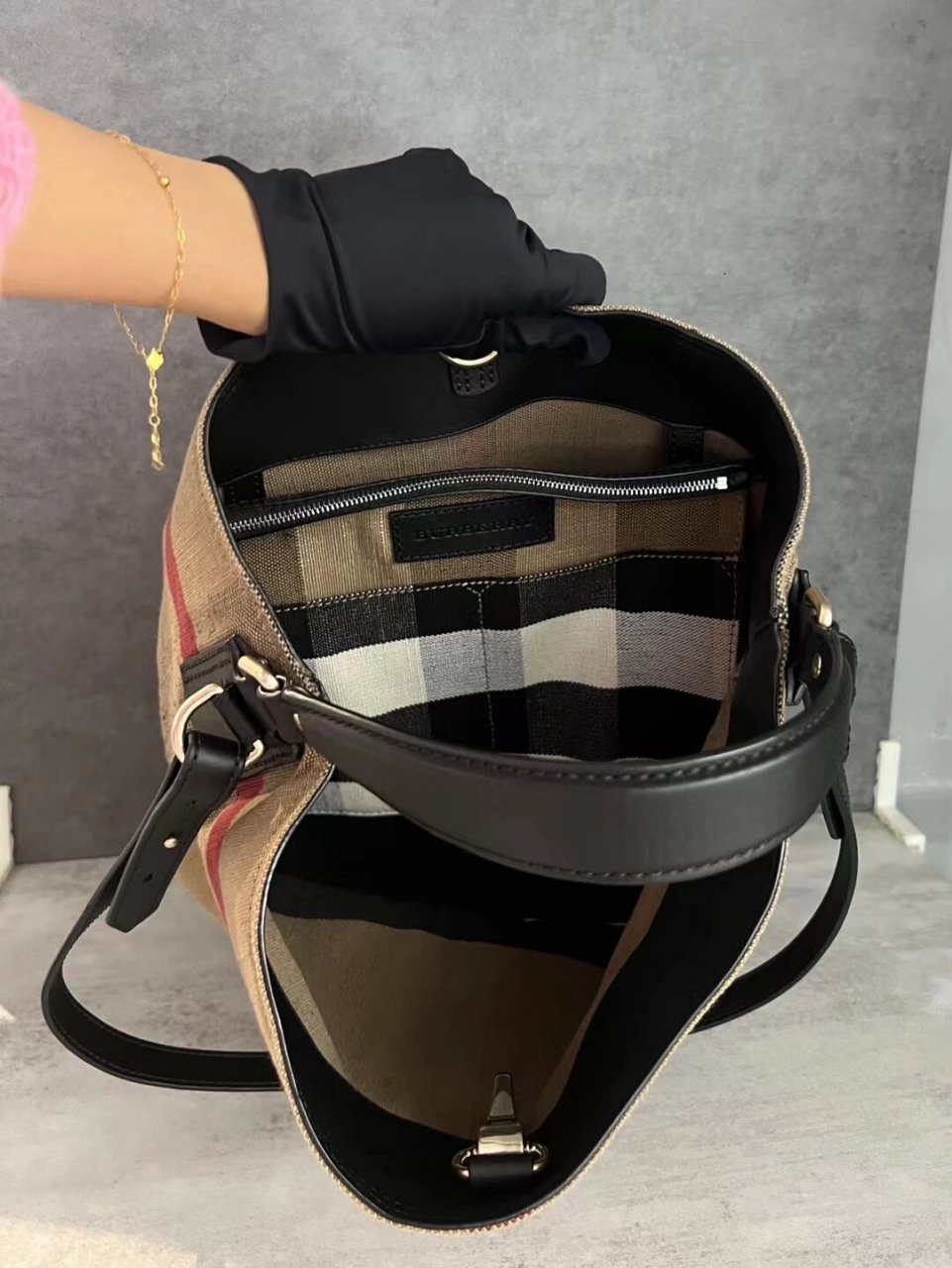 burberry水桶包 98新 巴宝莉帆布单肩水桶包 26*34左右 有子袋 店内