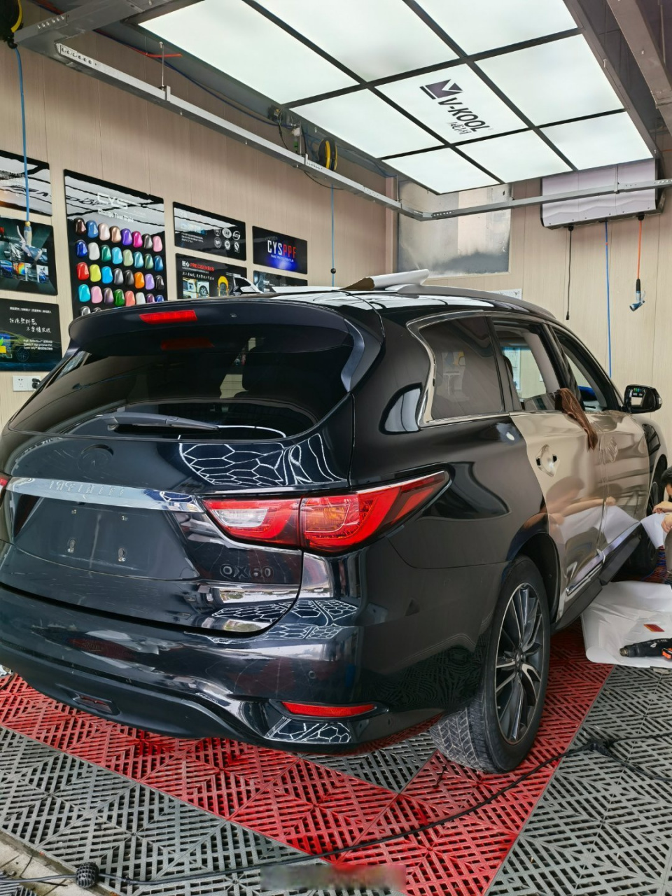 英菲尼迪qx60车身改色,超亮金属香槟金施工中,这个颜色最接近原厂漆