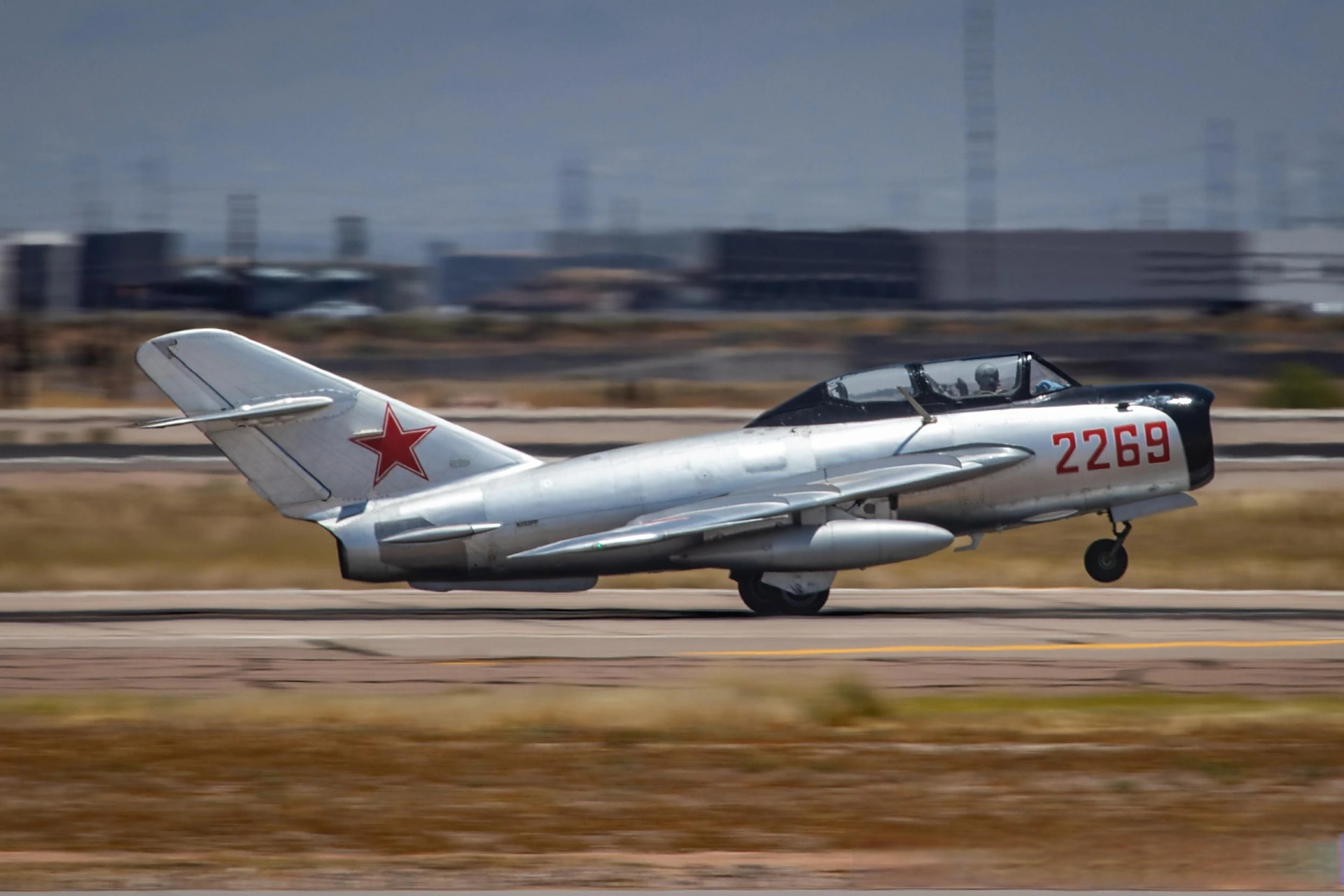 歼教-5在mesa gateway机场,米格-17是没有双座型的,该机注册号 n69pp