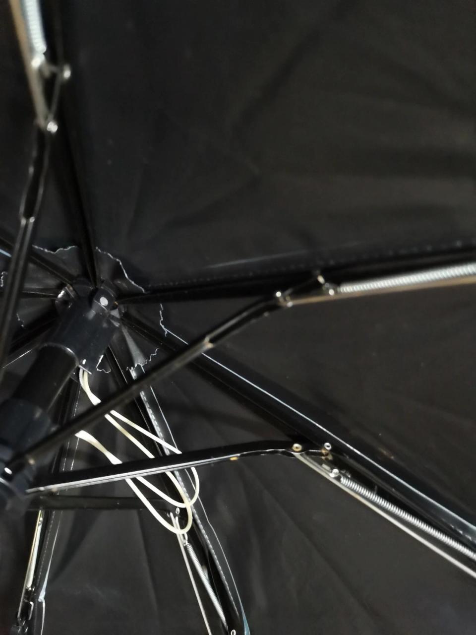 自动伞坏了怎么修啊 夏天好晒啊之前收伞不小心弄坏了,这条线就出来了