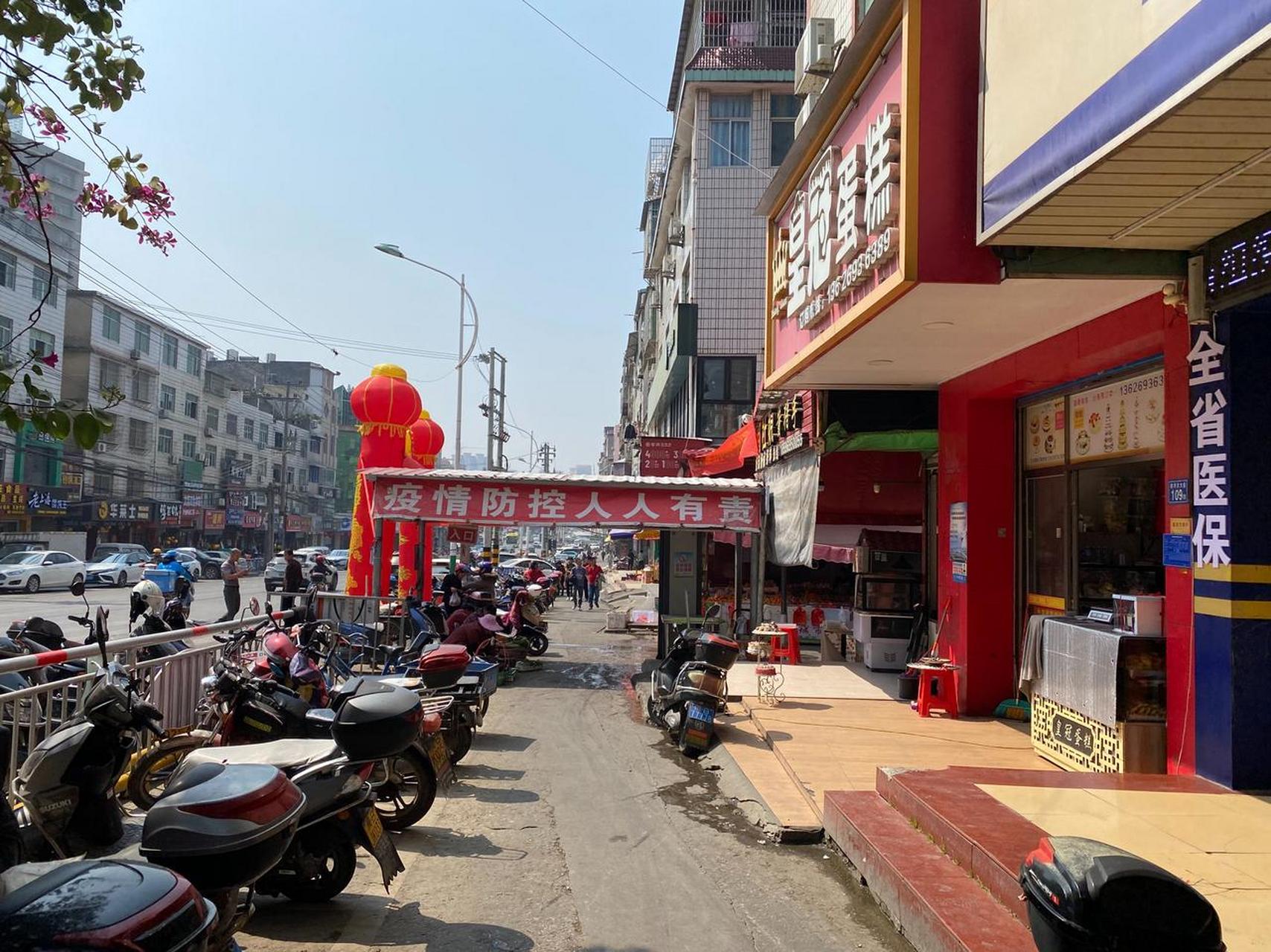 现在还能找到疫情防控时期的标语 坐标黄石东井街这边,菜市场还能看到