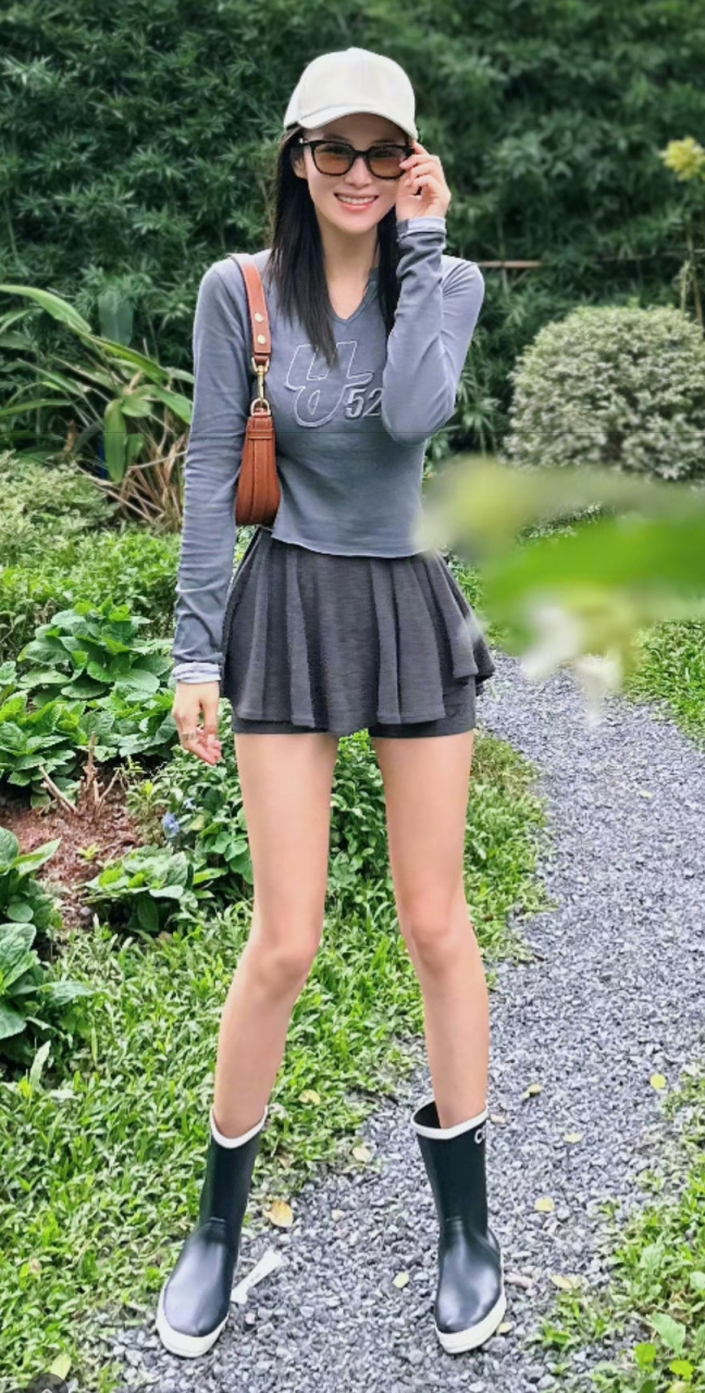 哪有这么细长的人和腿啊?这不是短视频里面那种长腿么.