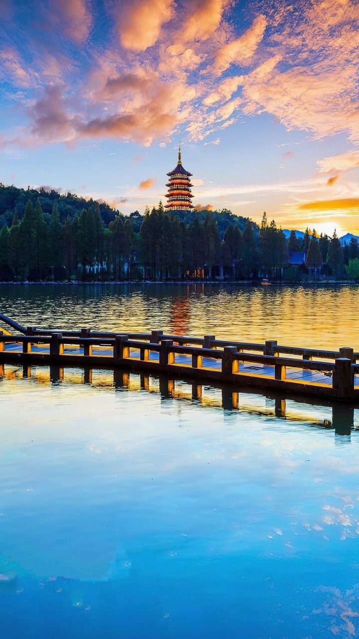 杭州西湖 西湖,是位于中国浙江省杭州市西湖区西部的淡水湖,湖面面积