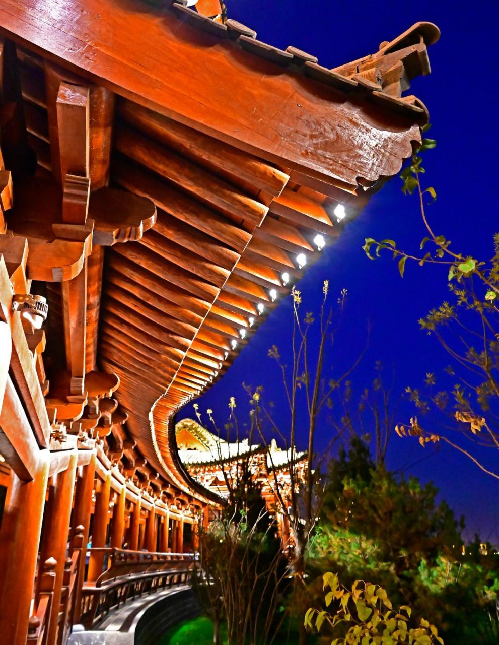 太原头条太原【汾水咏锦绣 雁丘词意浓】  10月15日,许多游客打卡太原