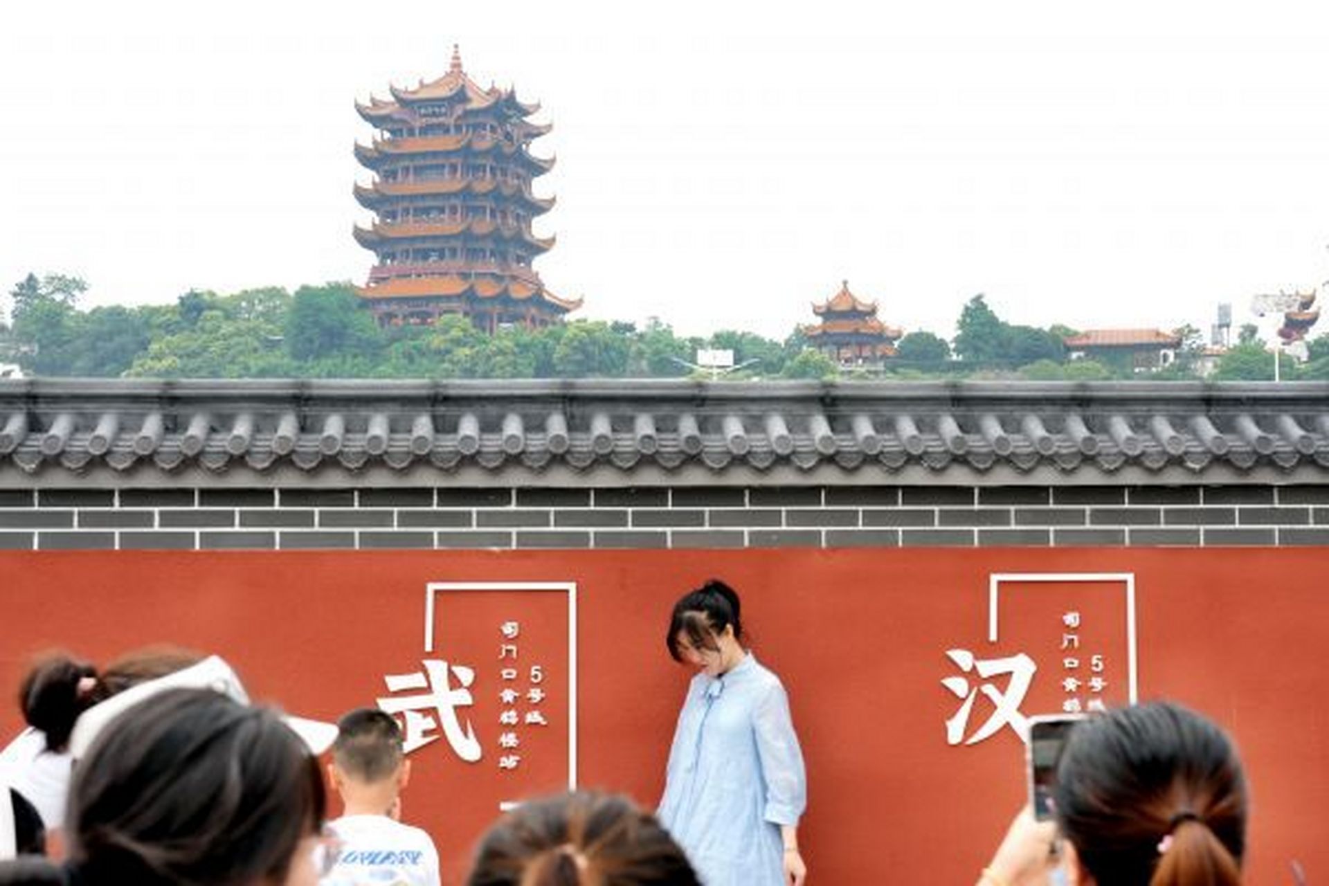 【网红地铁司门口黄鹤楼站红墙上新】今年以来,武汉地铁5号线司门口