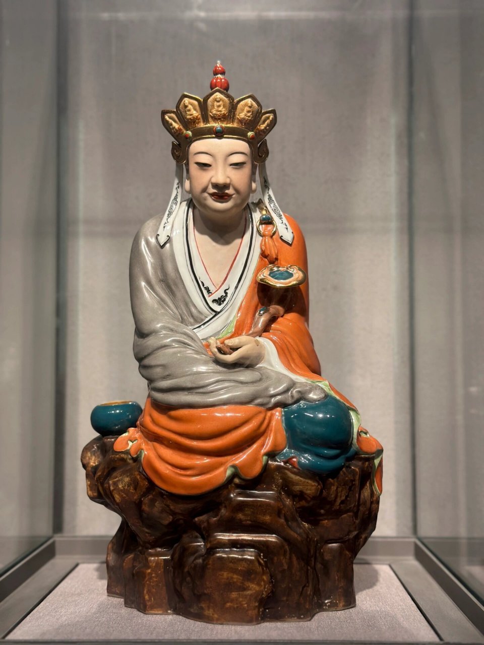 这件瓷器是瓷器艺术大师曾龙升所作《釉下加彩十八罗汉塑像》中狄一