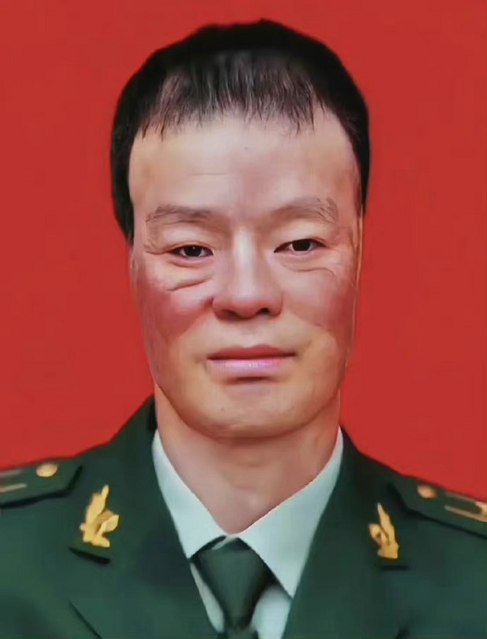 消防英雄谢晓辉,在一次火灾抢救中,他的面部和肢体不幸被严重烧伤