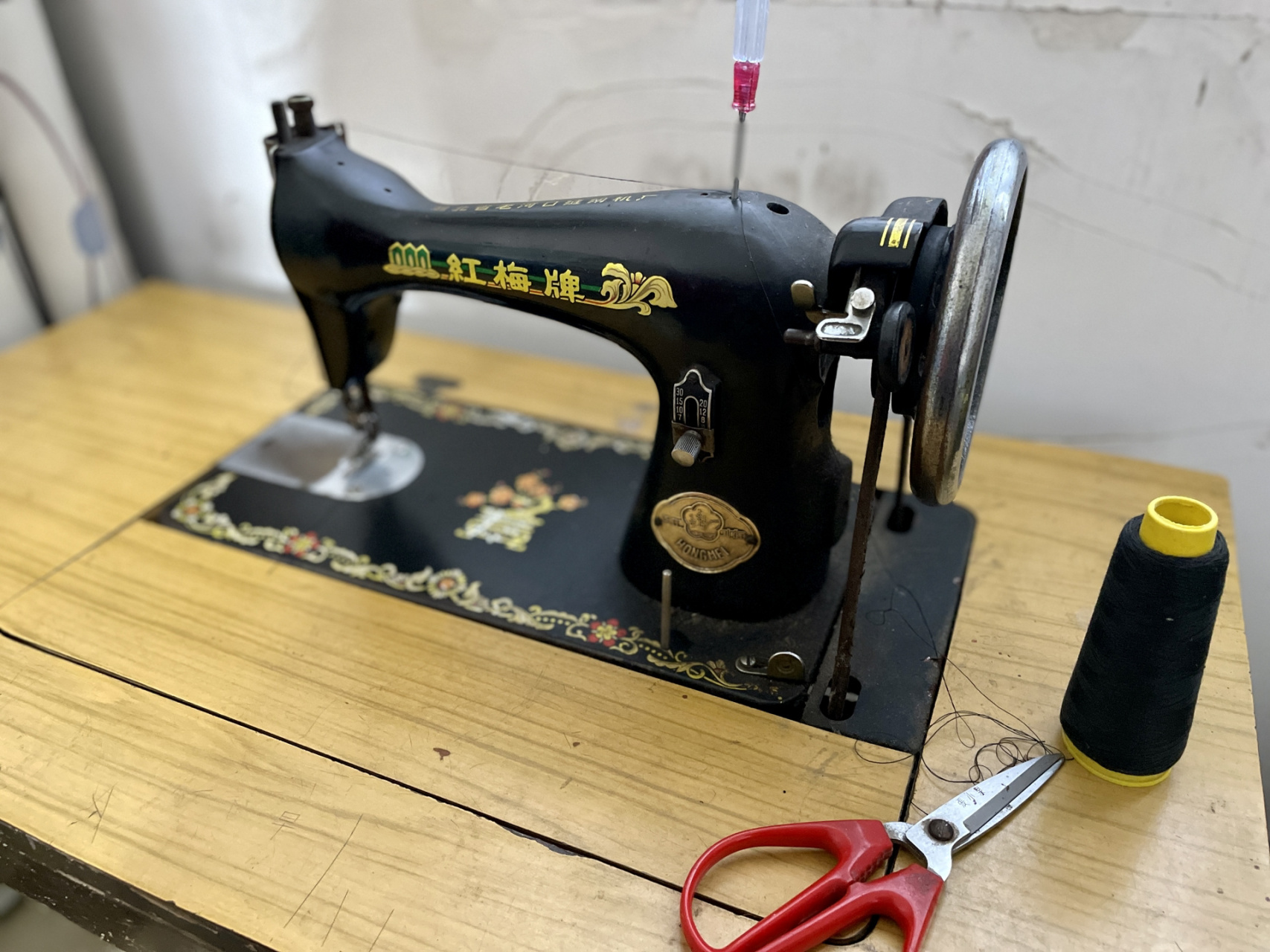 老家的老式缝纫机 过年回老家发现的,好像用了几十年,一大家子缝缝补