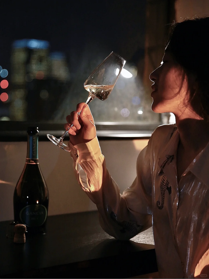 女人手握酒杯图片伤感