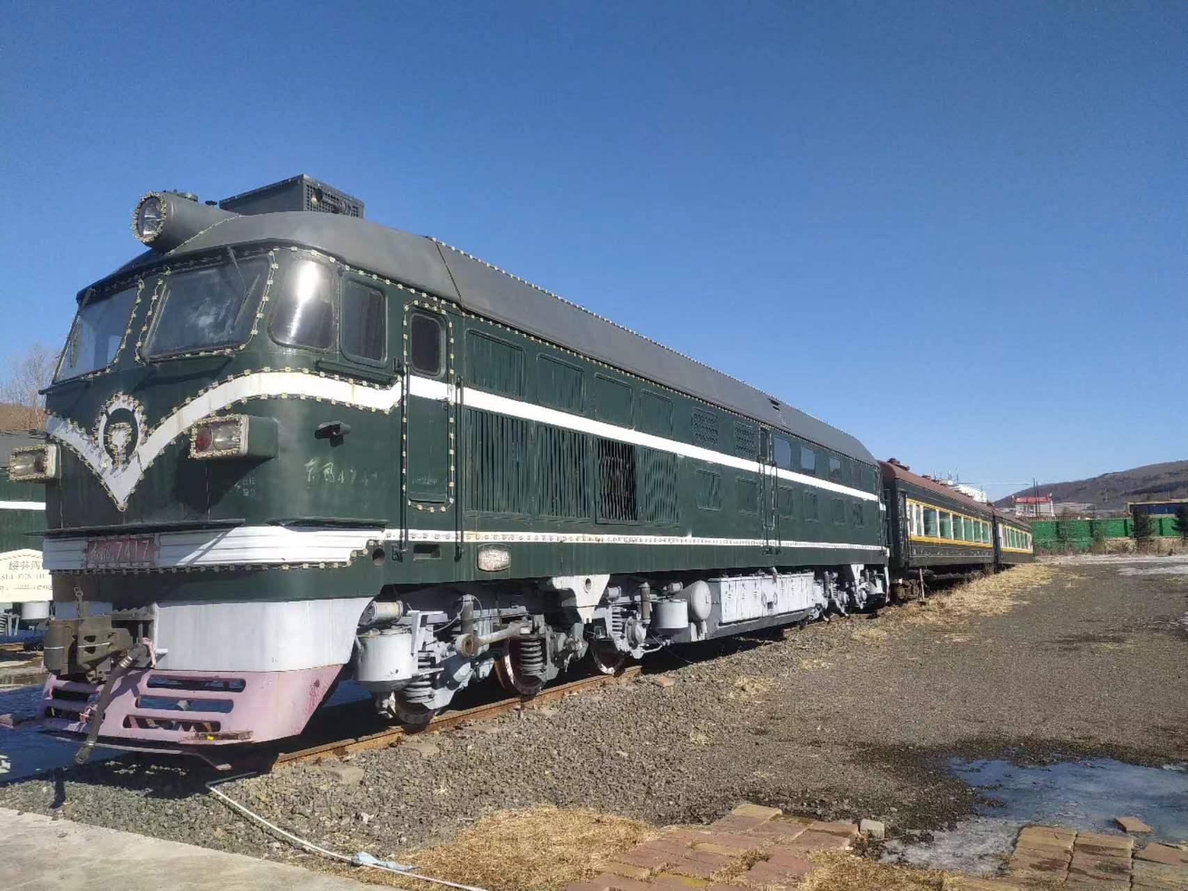 老物件105～东风4型1823号机车,7417号机车和老绿皮火车.