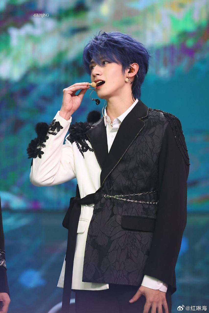 朱志鑫蓝发造型恰似人间惊鸿客,墨染星辰云水间tf家族-朱志鑫