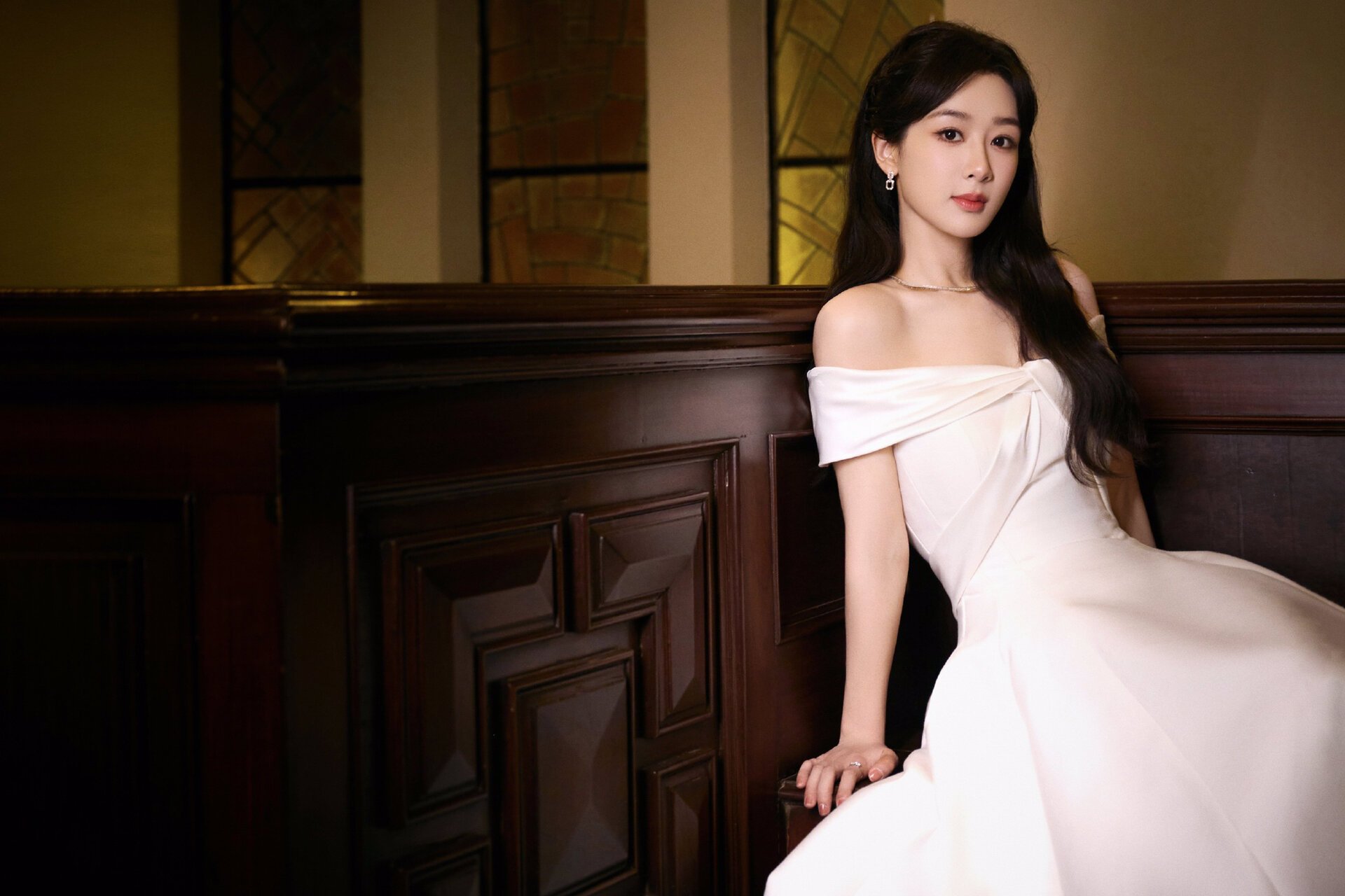 杨紫的一组美照曝光,她身穿白色露肩长裙似小公主,长发微卷披肩温柔