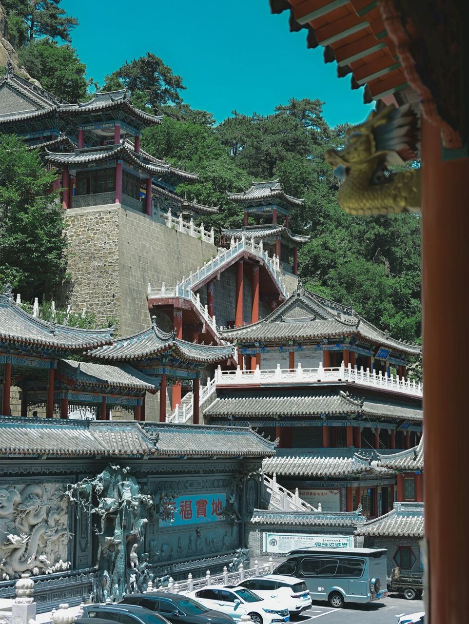 千山-五龙宫(道教宫观) 清代乾隆三年(1738)道士彭复兴创建,后经嘉靖