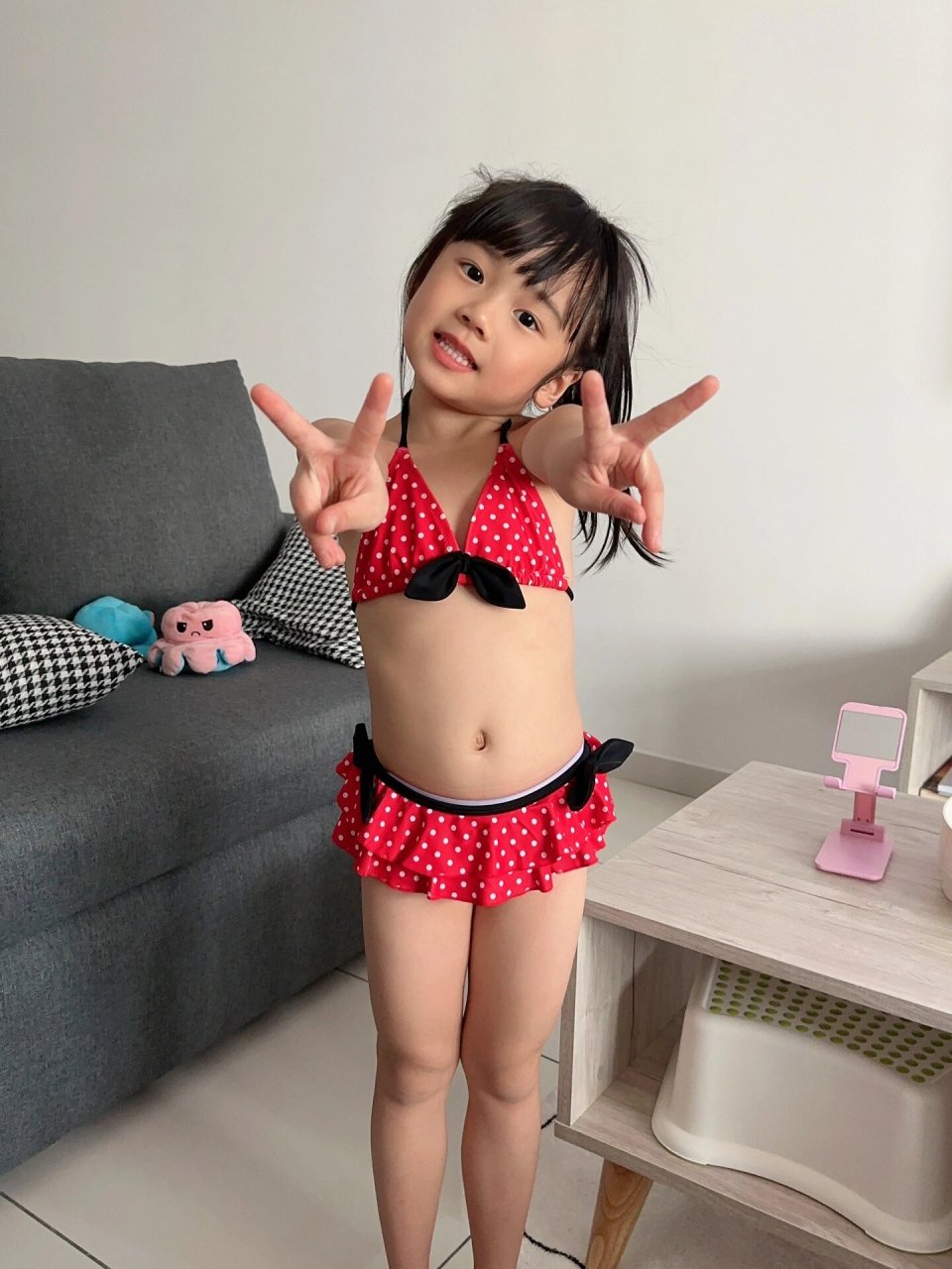 穿比基尼的五岁小朋友939799 全部自己摆的pose 一直很犹豫要给