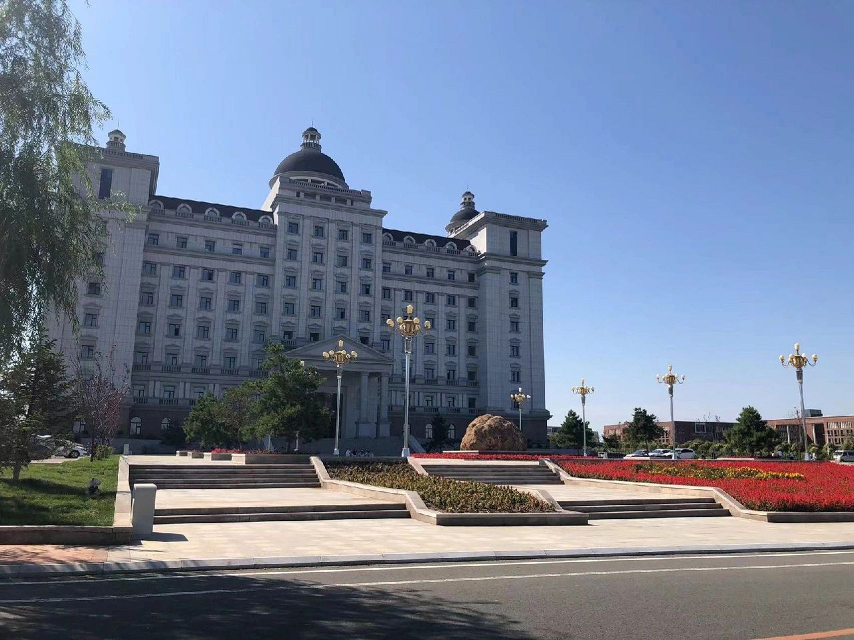 吉林工商学院是一个位于吉林省九台区的二本大学,远离市中心,这里环境