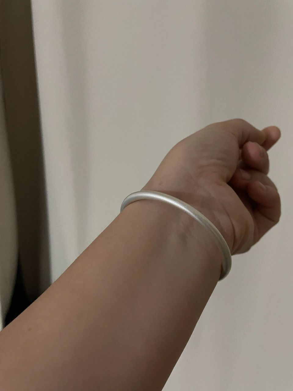 带了半个月的 银手镯 古法变光面98 图1是刚带的时候 带了差不多半