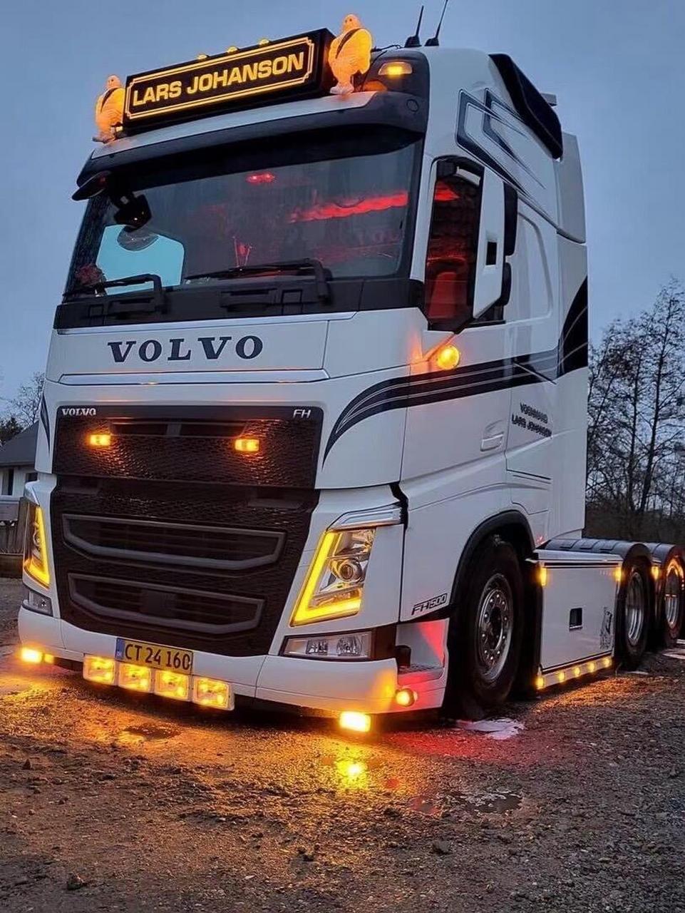 volvo truck  靓丽白 拉花 男人的热爱就是这么干净  