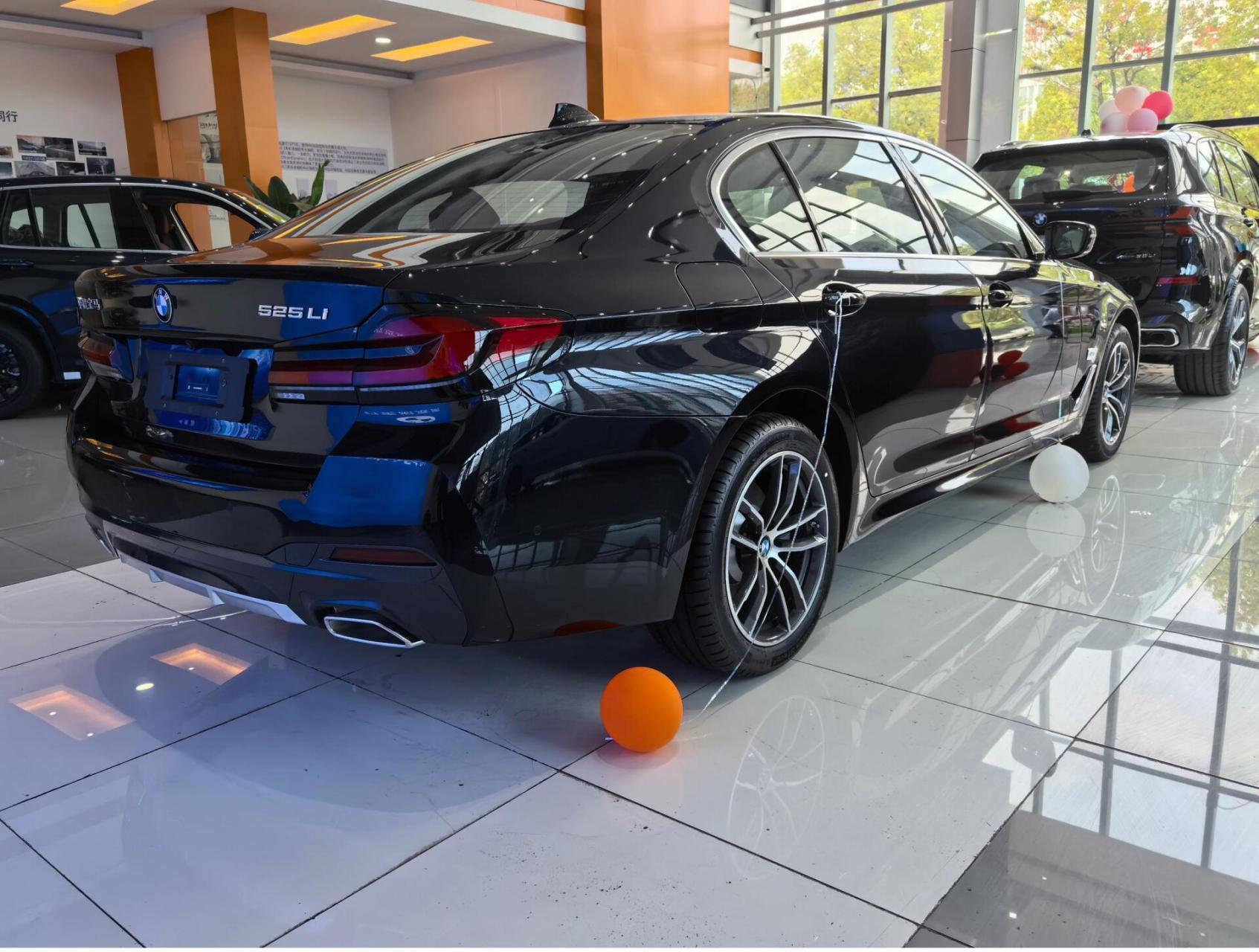 宝马5系525lim运动 第七代宝马5系 525lim运动 碳黑火山红 23款宝马五