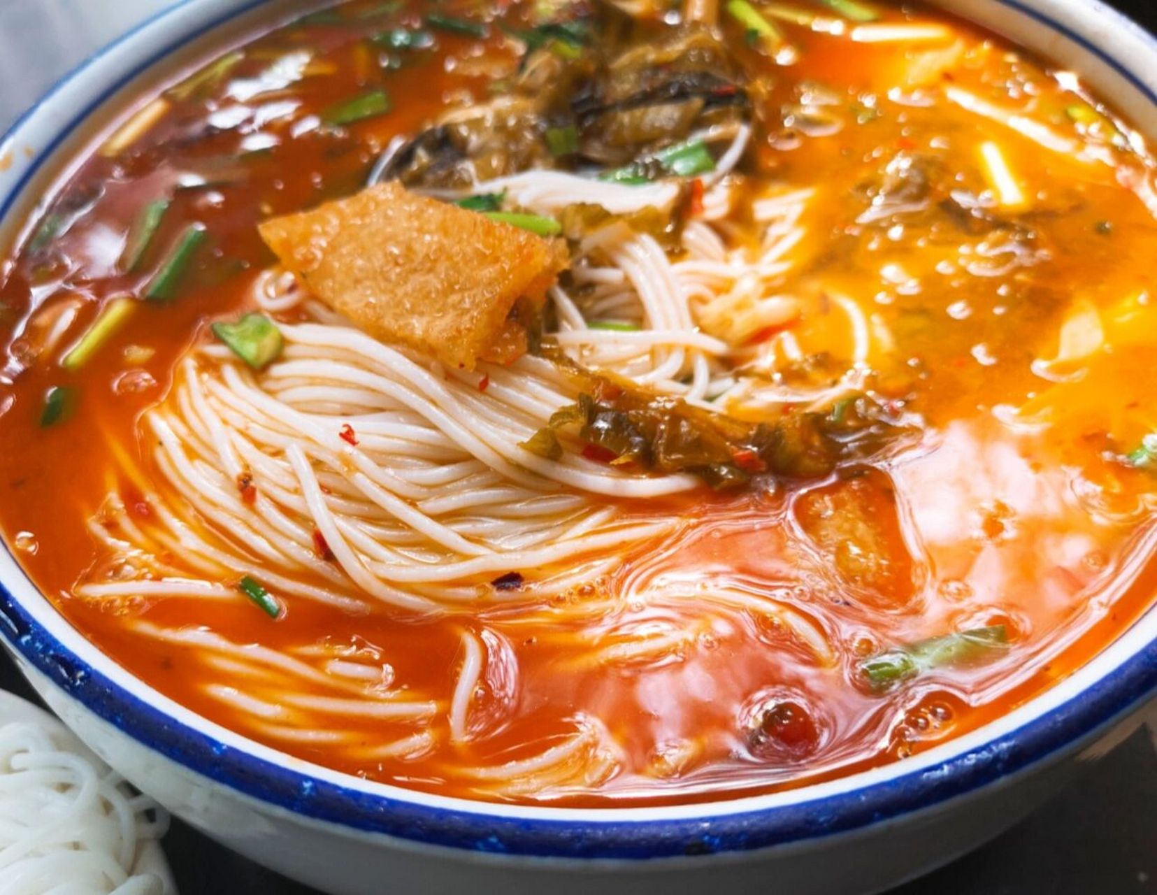 97【肠旺米线】(分为红汤和清汤) 用猪骨鸡架为主材料,熬制五小时