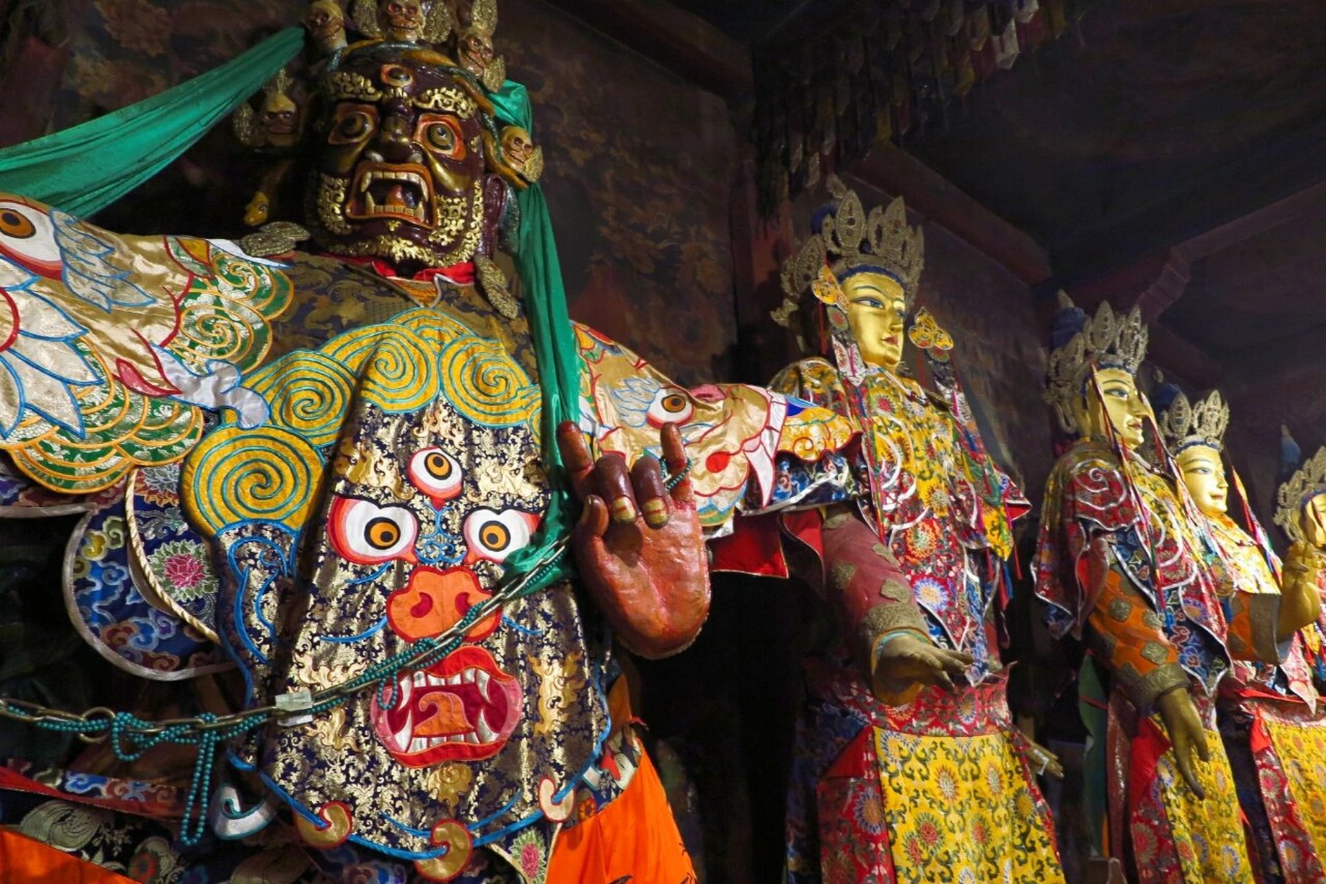 桑耶寺建成后,赤松德赞在此剃度的第一批七名藏人出家为僧.
