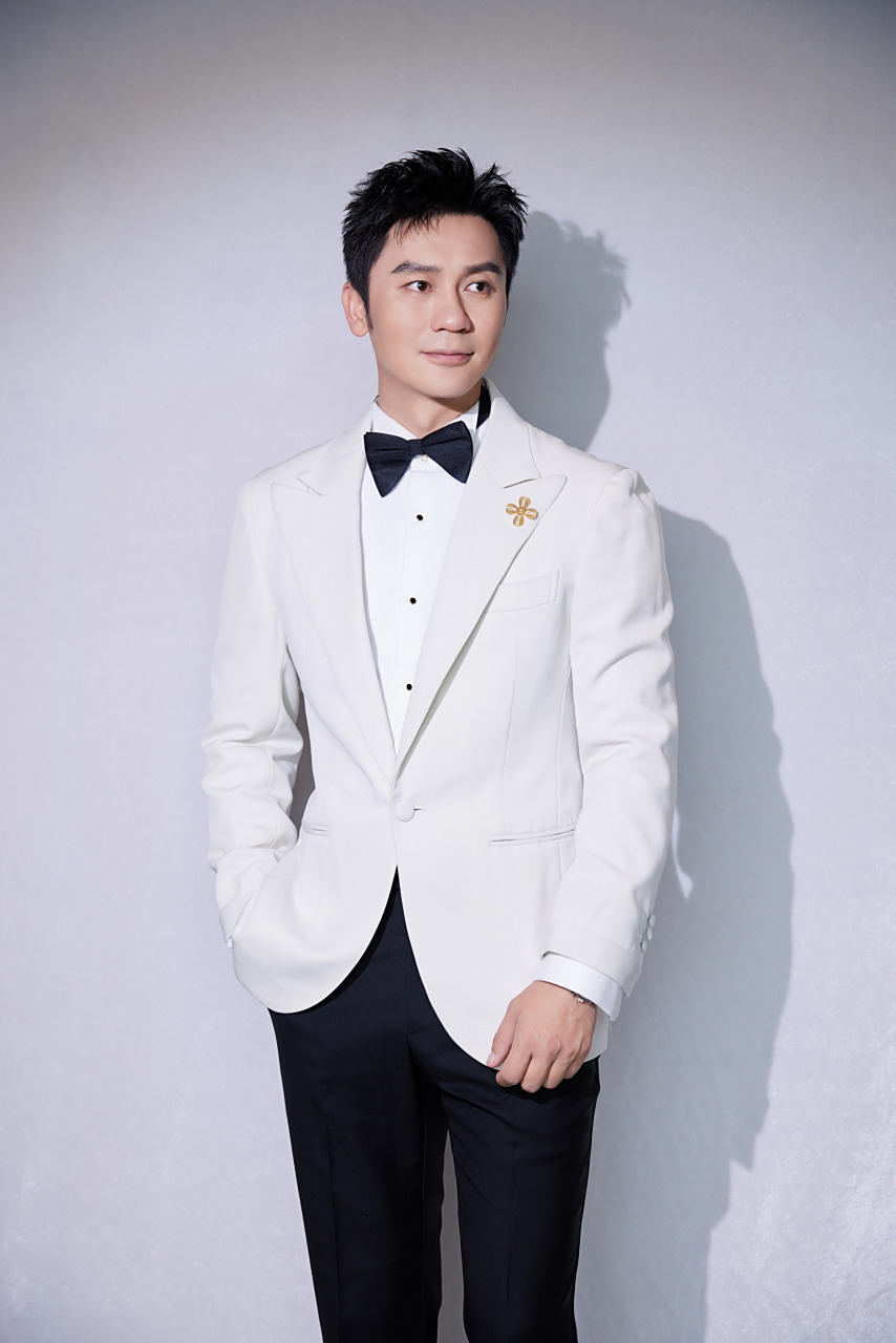 李晨#北影节开幕红毯# @李晨 一席白色西装礼服亮相参加北影节开幕