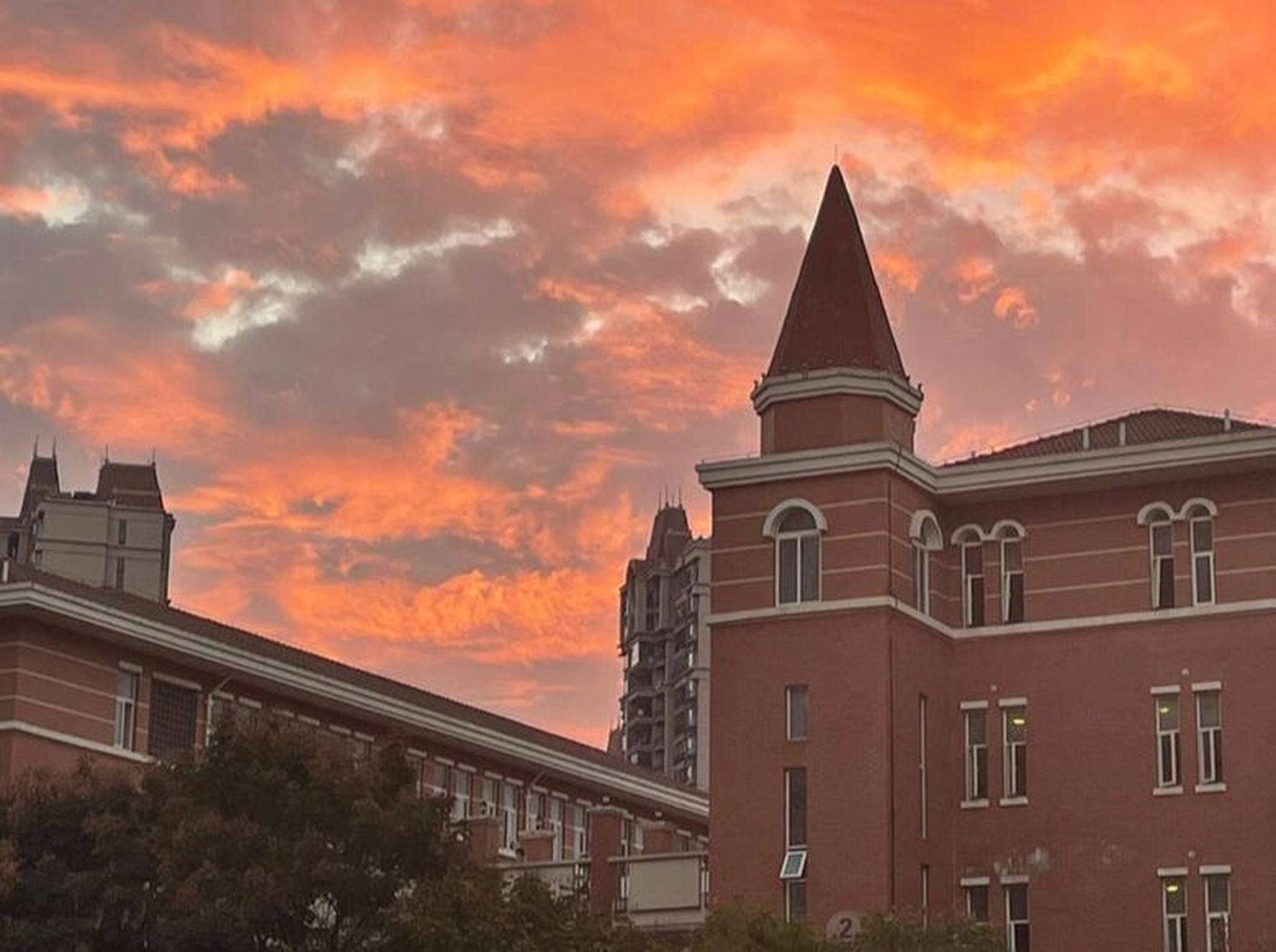 赣州中学yyds  赣州中学 度过了五年青春的地方 傍晚的时候总是最好看
