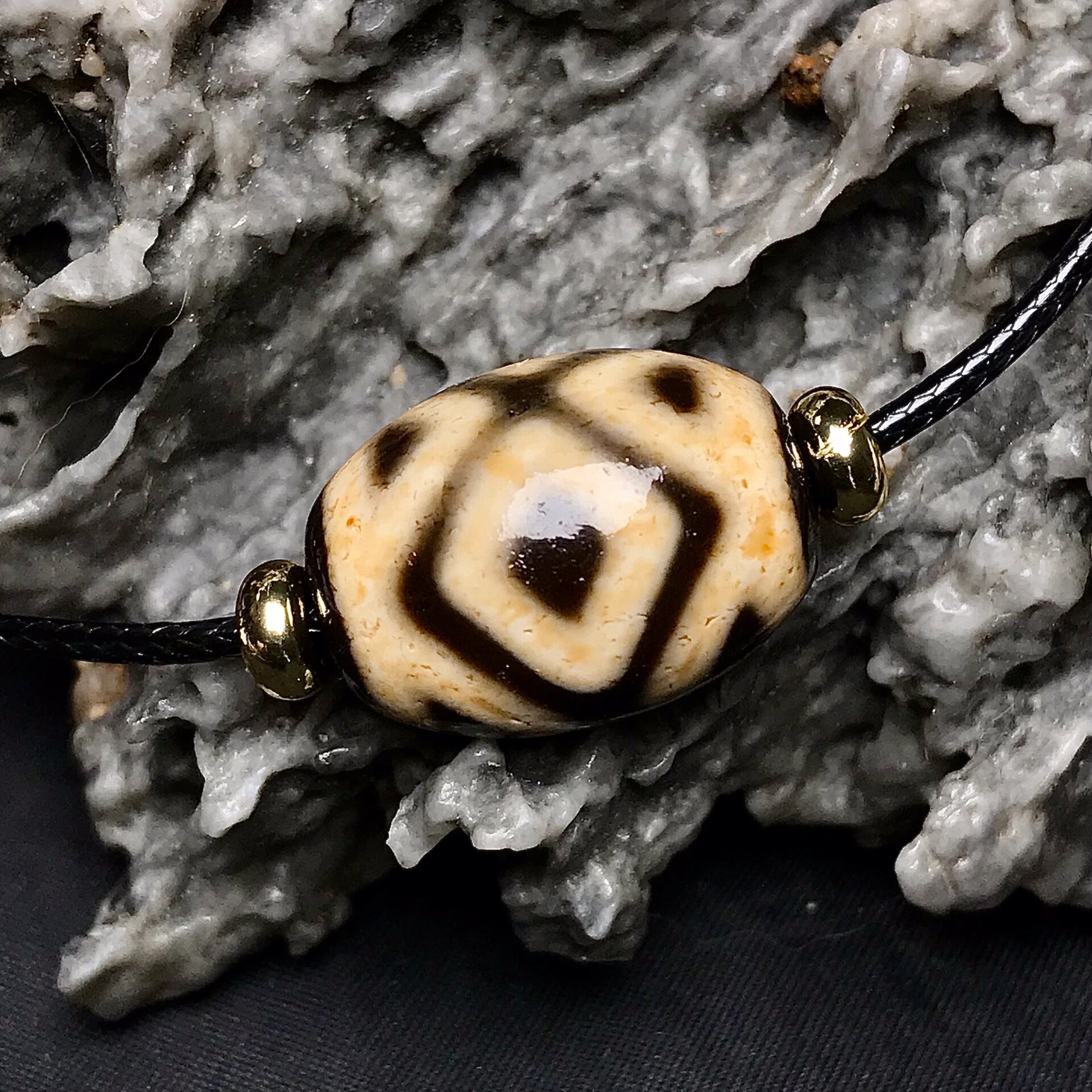 西藏牙黄金刚三眼达洛天珠锁骨链9068/颗 珠型完美  风化漂亮 孔道