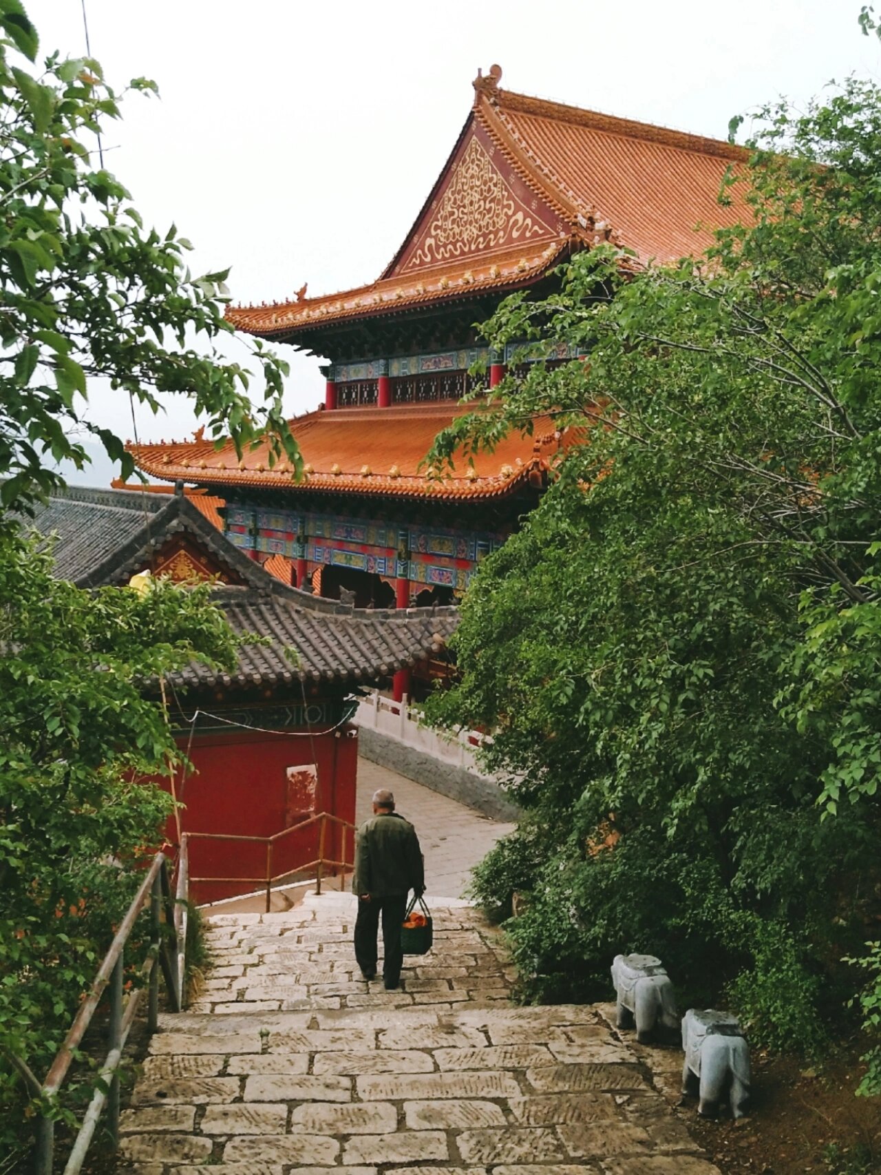 一起去爬山|张家口赐儿山 张家口三面环山,赐儿山位于西面 9路32路