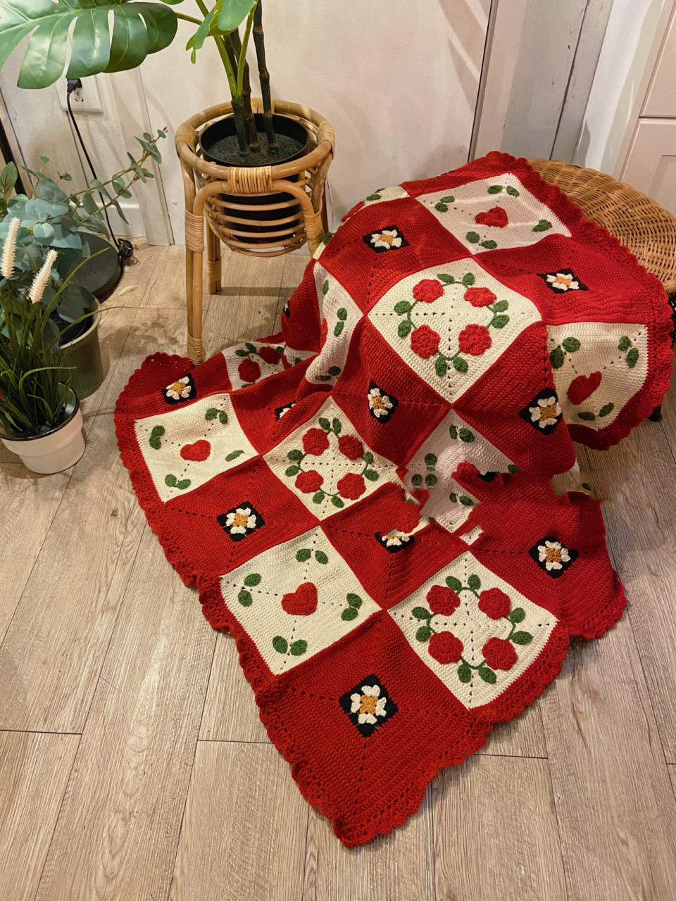 96「钩针编织」清新红色花环毯子 无意中在ins上看到同花纹的花片