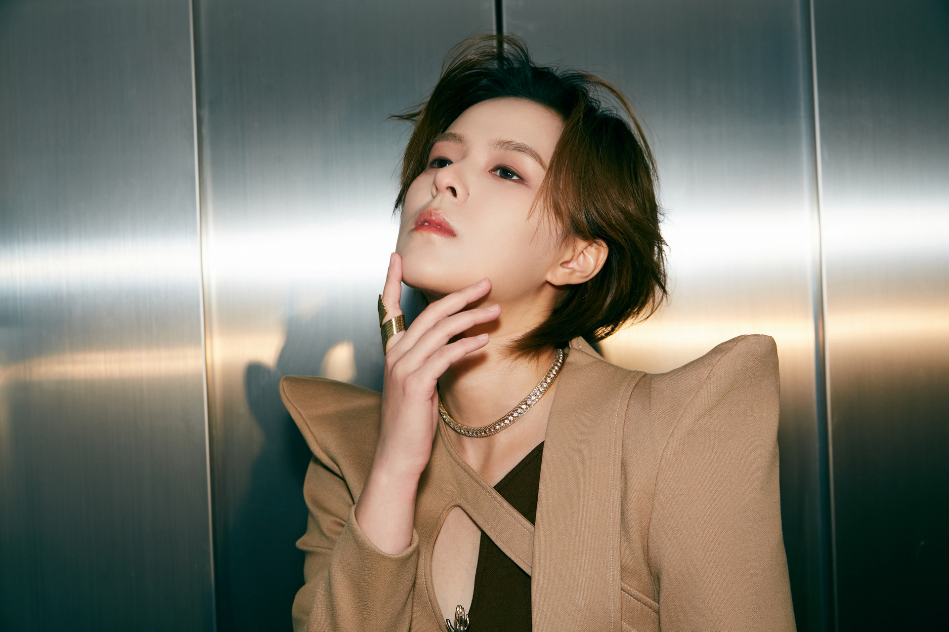 杨芸晴超话#第七届流行金曲嘉年华来啦# 眼神与光影交错,切换摩登锐利