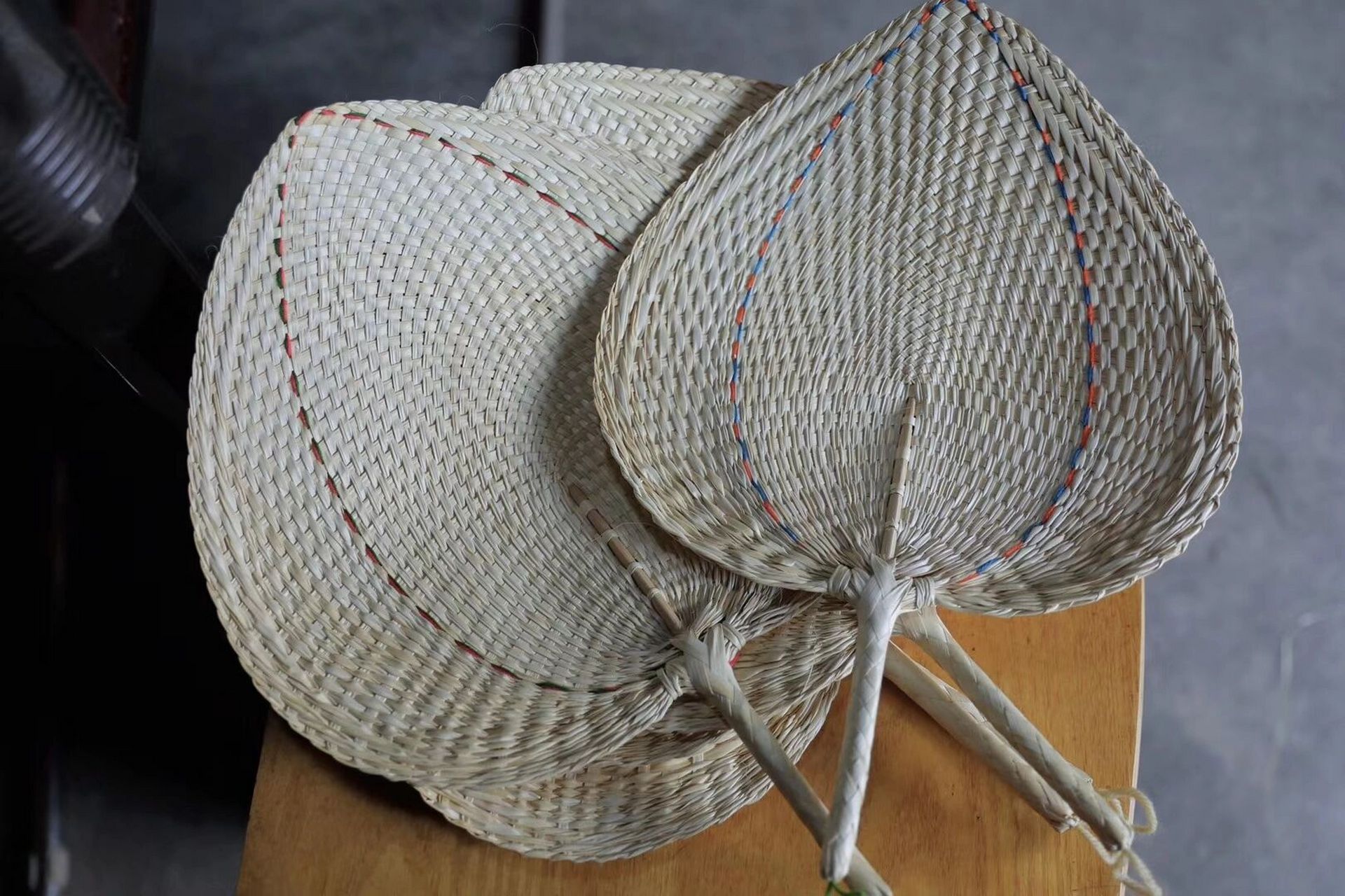 查济古镇的特色小扇子 跟朋友定制了一批迷你小蒲扇 	 朋友的爸爸妈妈