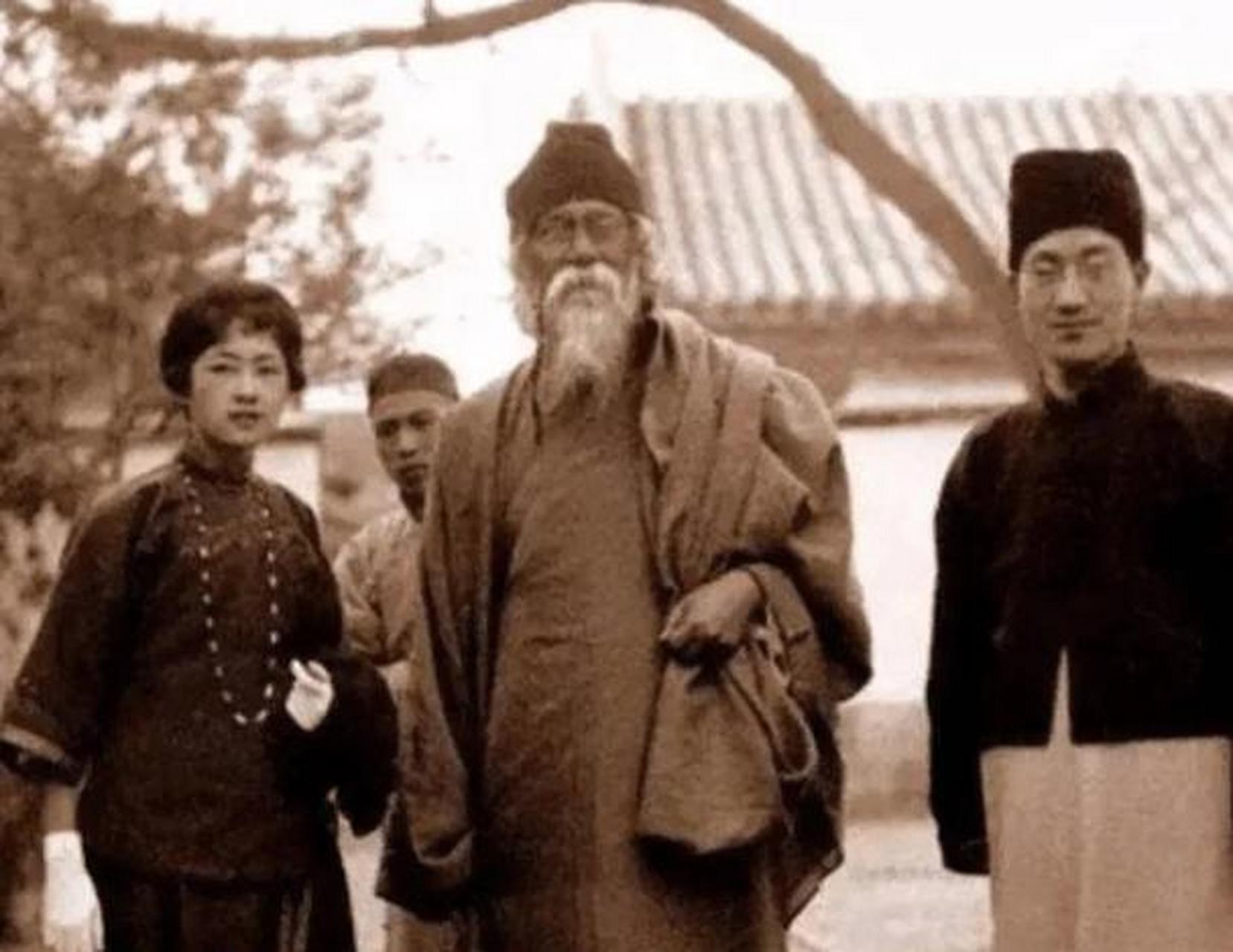 1924年,印度诗人泰戈尔访华.