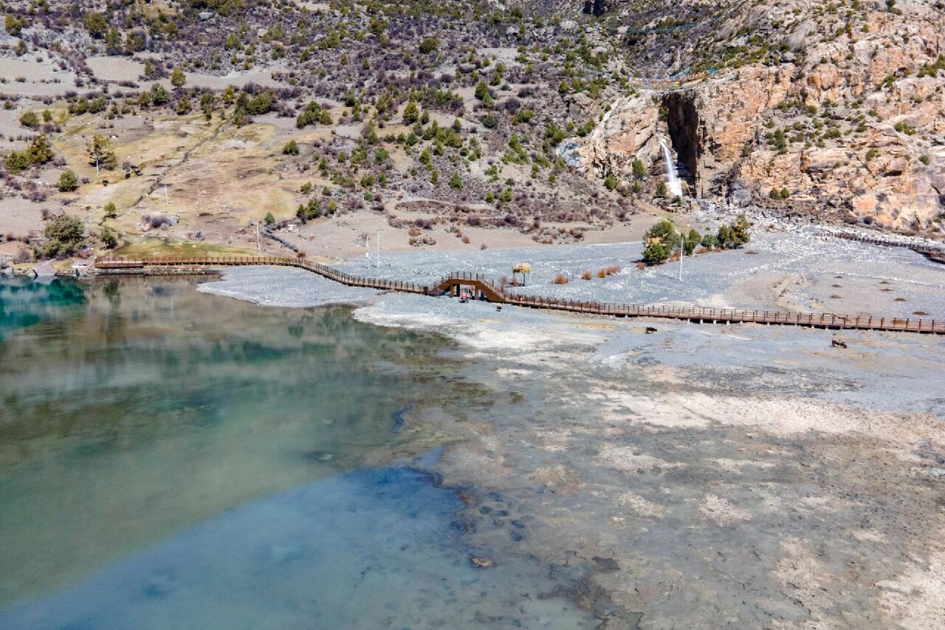 世上罕见的"三色湖" "三色湖"位于西藏昌都市边坝县边坝镇普玉村境内