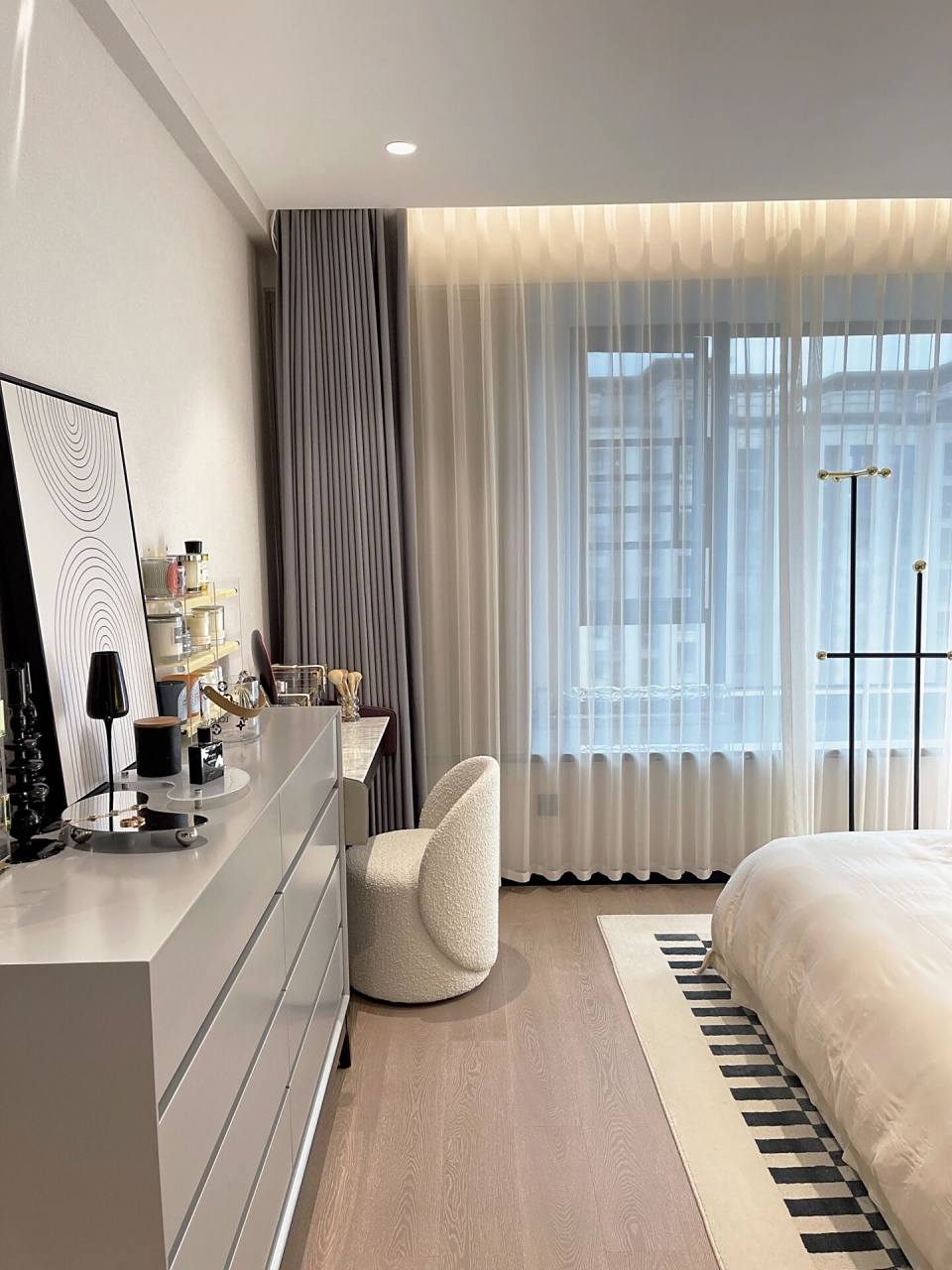 7米床头背景:浅米色科技布皮硬包 拼接自然缝隙其他墙面:浅米色墙布