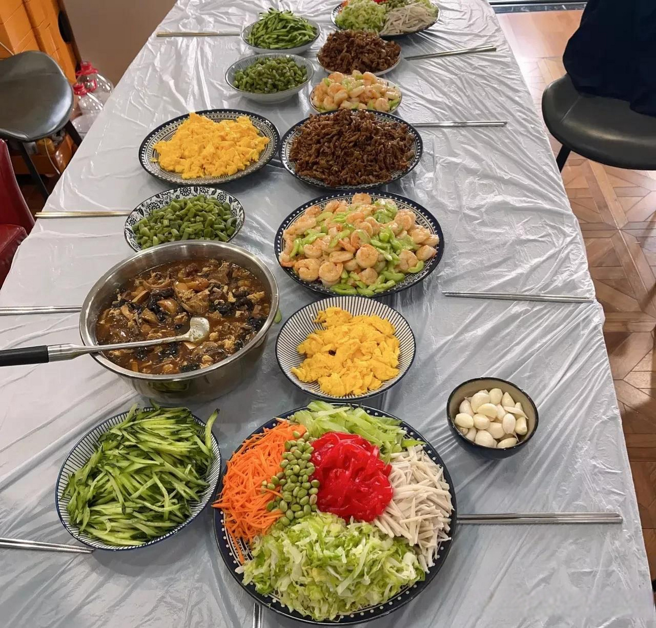 天津人吃顿捞面真是讲究,光是配菜就是这么多,这哪是吃捞面?