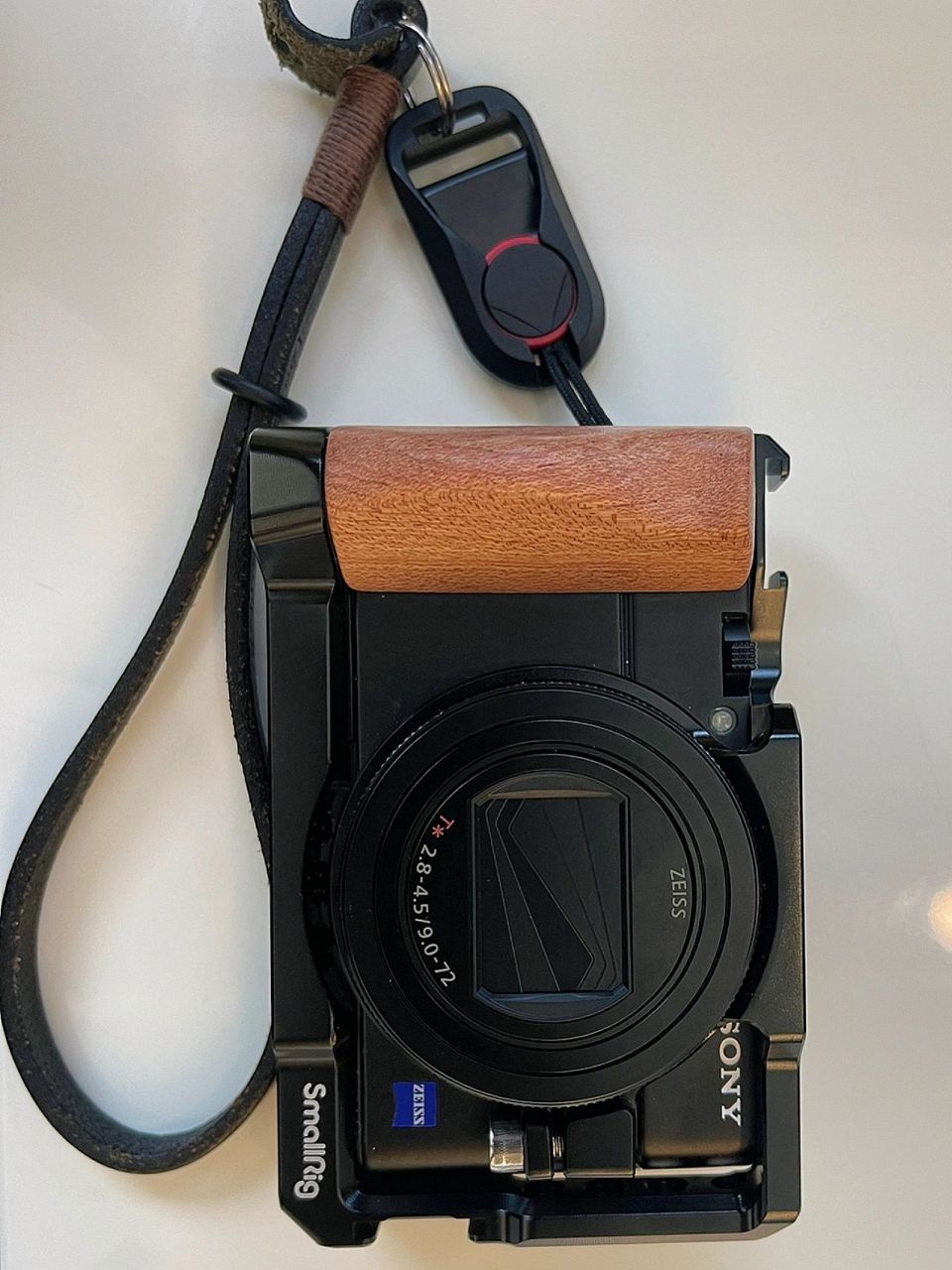 索尼黑卡7 sony rx100m7 · 跟手机差不多大小,揣在兜里很方便,对于我