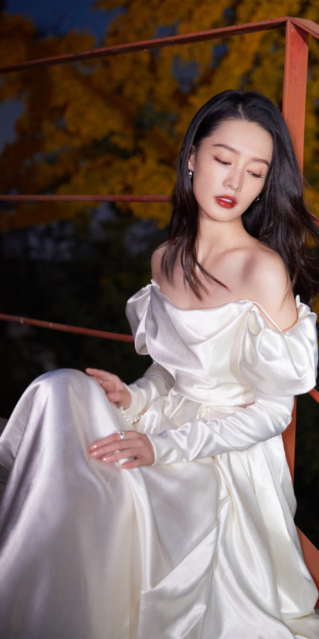 李沁白色抹胸裙壁纸组图