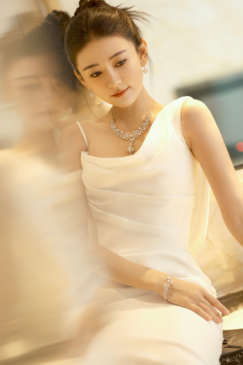 梁洁白色礼服裙,浪漫甜美