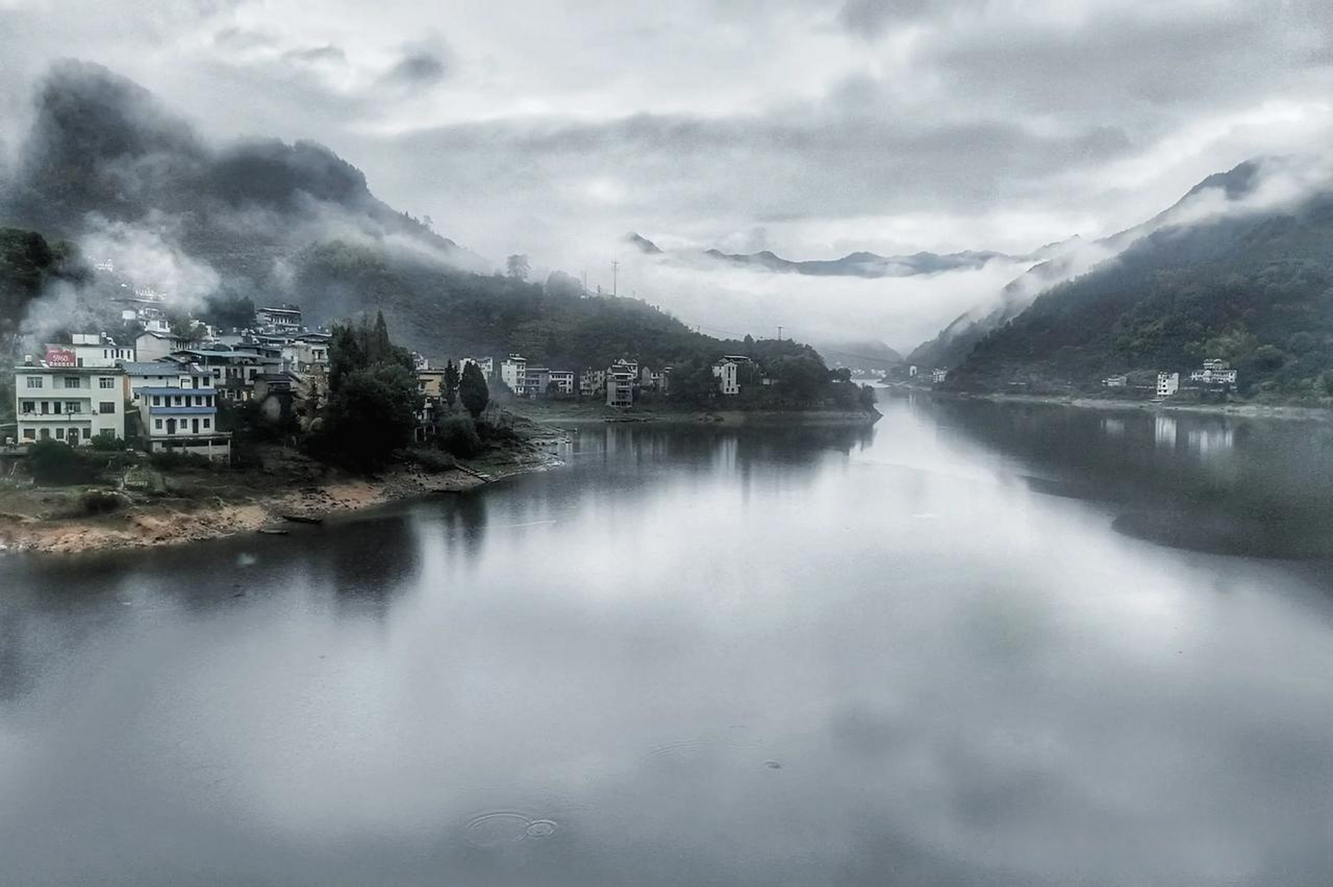 这是黄山市歙县新溪口乡的早晨,安静美好,雨后如同水墨