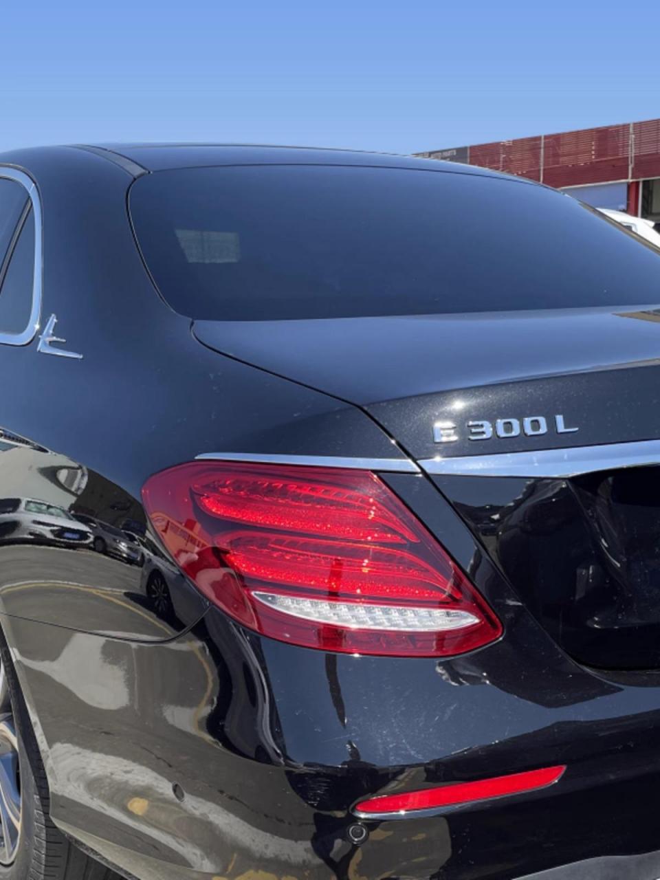用了这款奔驰e300l尾灯装饰亮条,车子瞬间变得更加高级有气质,装饰亮