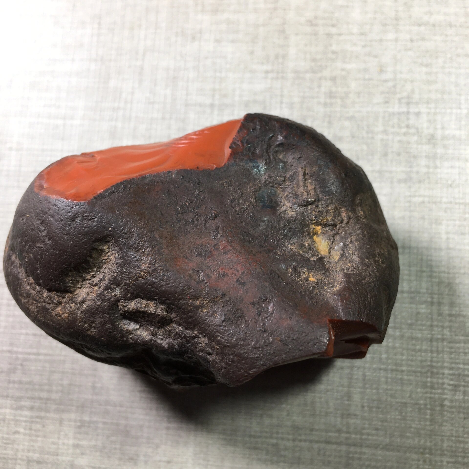 南红原石 凉山南红:这就是南红原石 它的开口是非常漂亮的,就看你想