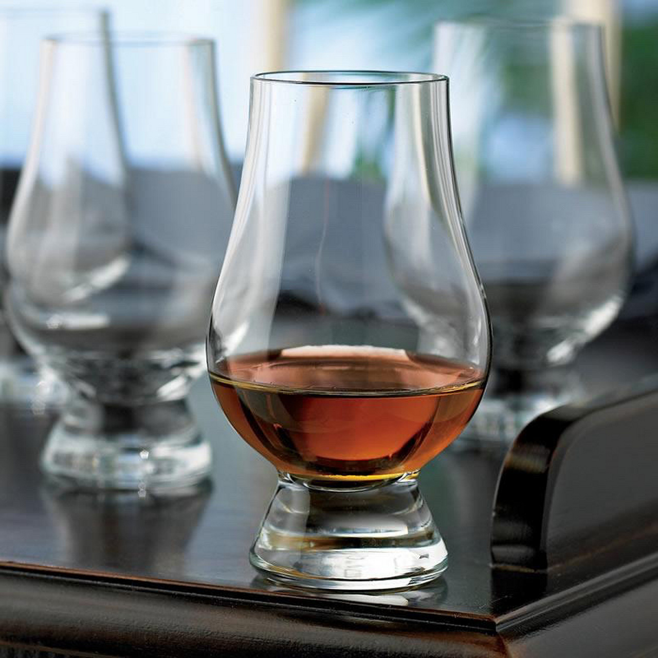 威士忌酒杯说 喝威士忌常见的酒杯有iso杯,格兰凯恩闻香杯,古典杯还有