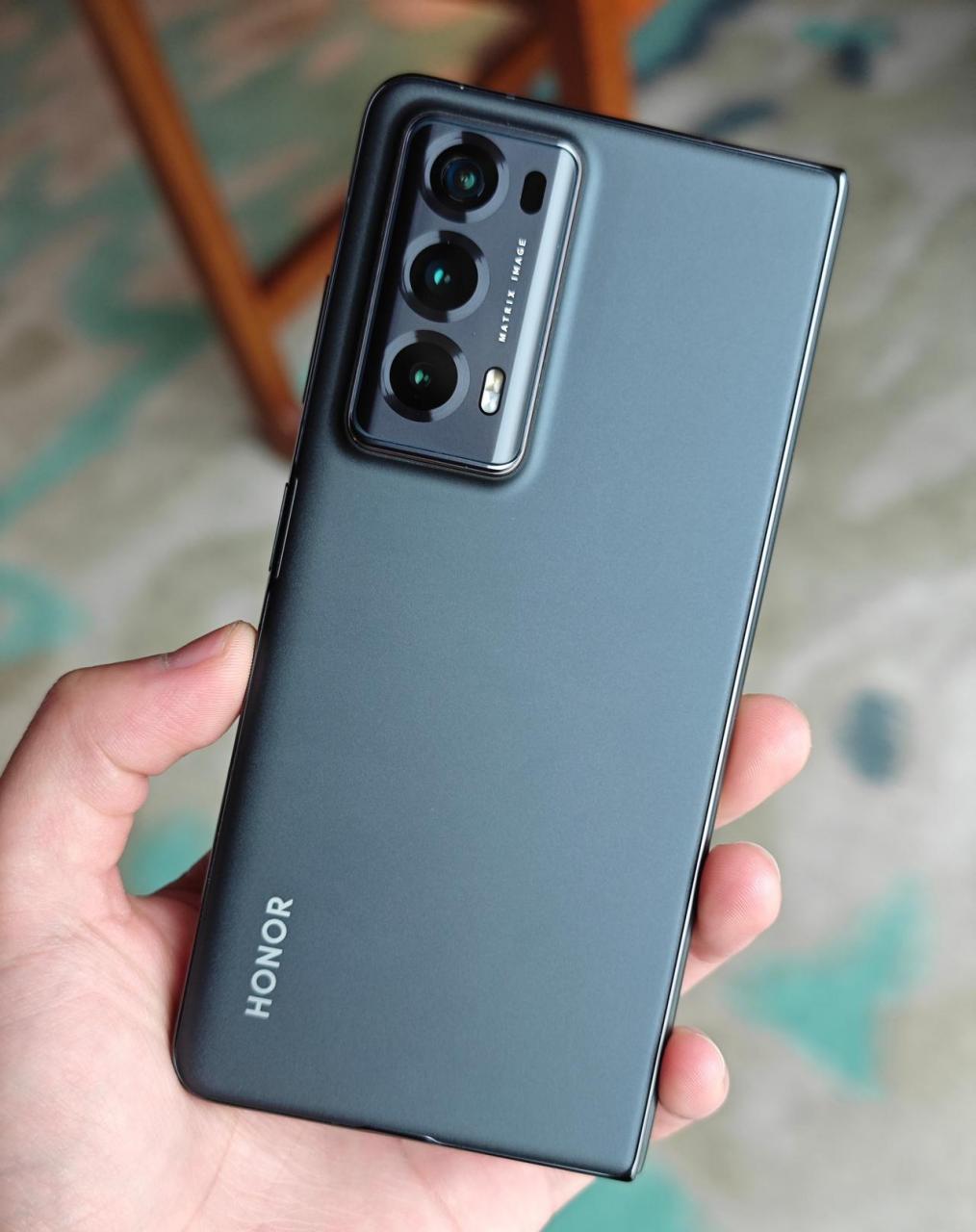 昨天荣耀正式发布了旗下新一代折叠屏手机荣耀magic v2,个人觉着真的