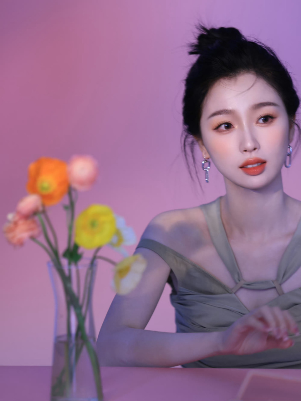 虞书欣丸子头托脸照# 丸子头 捧脸 可爱buff叠加满啦